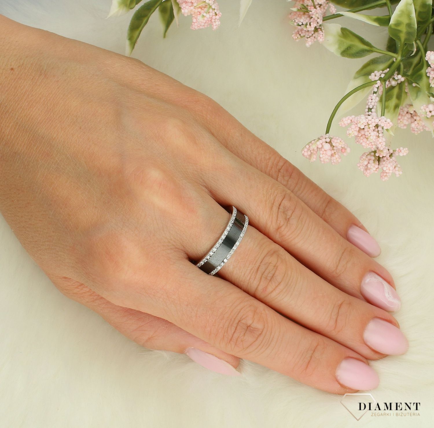 Srebrny pierścionek damski 925 czarna obrączka ozdobiona cyrkoniami rozmiar 18 DIA-PRS-7444-925. Srebrny pierścionek damski. Pierścionek srebrny dla kobiety na prezent. Srebrny damski pierścionek z cyrkoniami..jpg