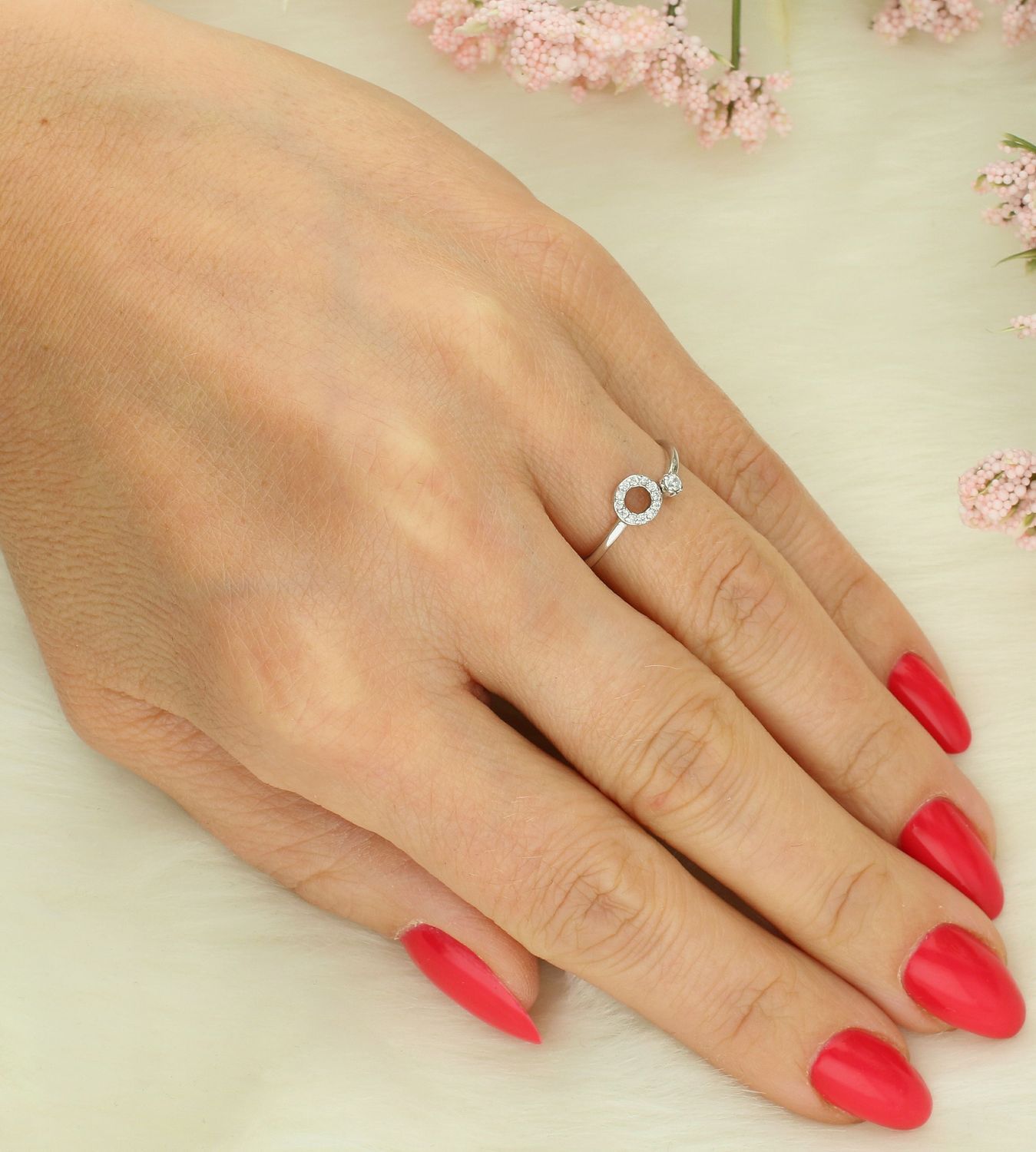 Pierścionek srebrny z cyrkoniami próba 925, DIA-PRS-7445-925 Srebrny pierścionek wykonany z najwyższej jakości srebra o prostej formie. Idealny pomysł na prezent dla każdej kobiety..jpg