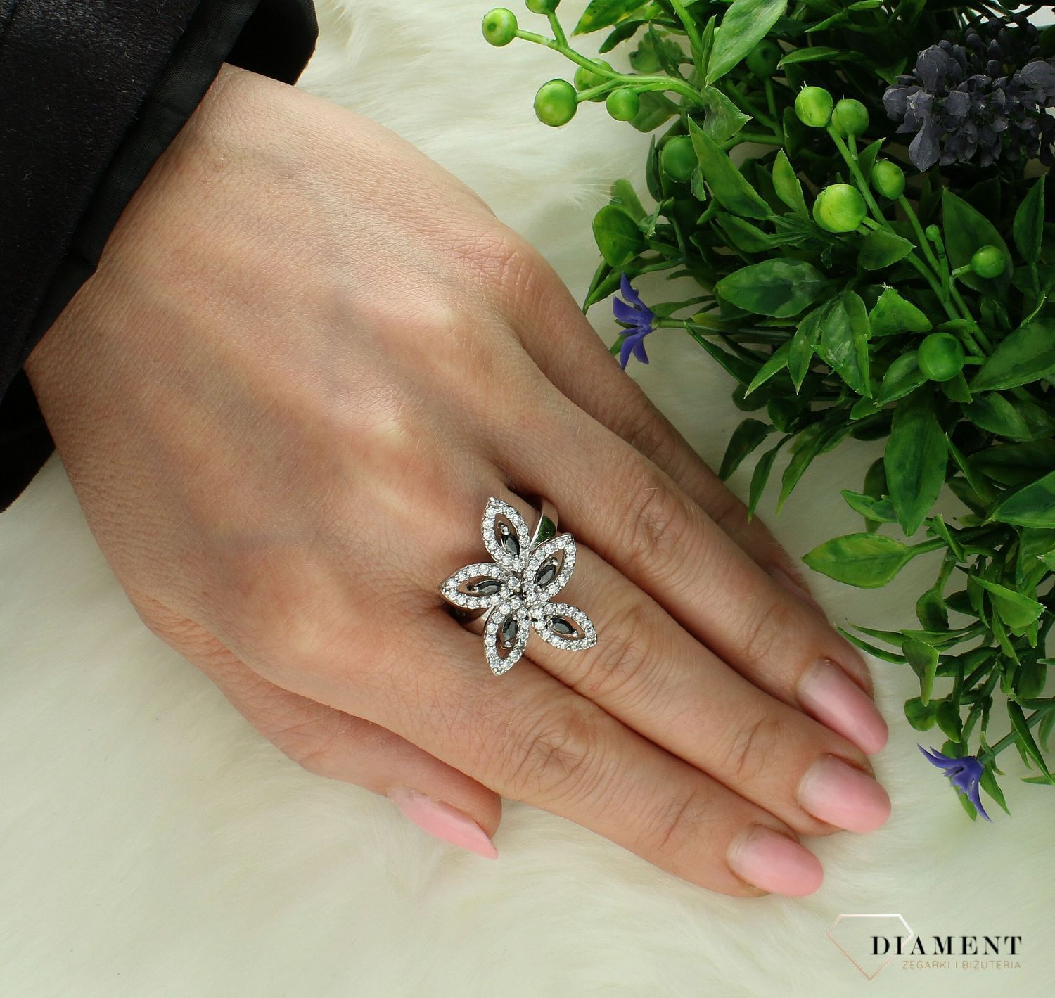 Srebrny pierścionek damski 925 Kwiat. DIA-PRS-7448-925. Srebrny pierścionek damski. Srebrny pierścionek z cyrkoniami. Pierścionek srebrny dla kobiety, Pierścionek srebrny na prezent..jpg