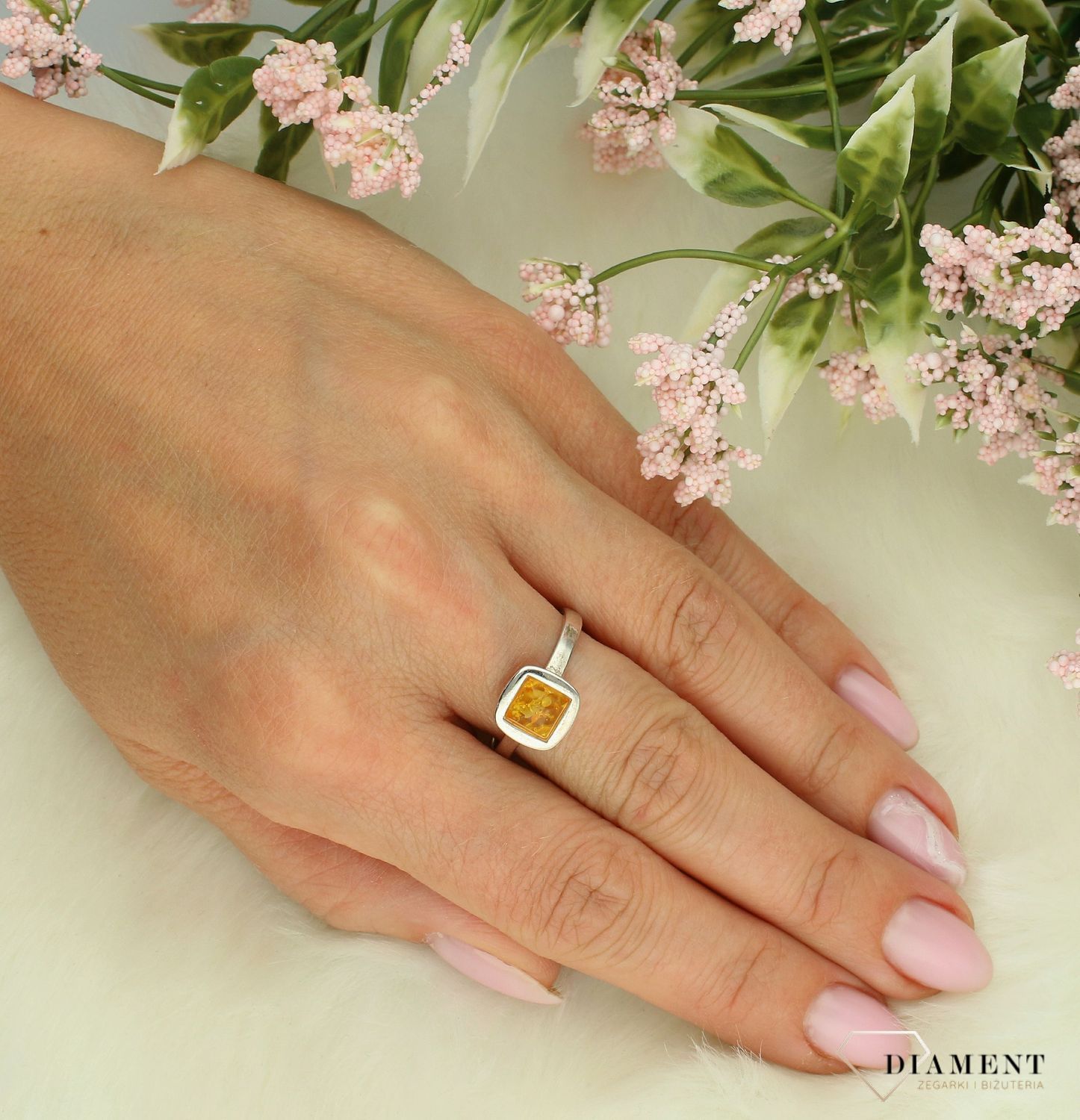 Srebrny pierścionek damski 925 z kwadratowym bursztynem rozmiar 18 DIA-PRS-7452-925.  Biżuteria z bursztynami. Srebrny pierścionek z bursztynem bałtyckim. Oryginalny srebrny pierścionek.jpg
