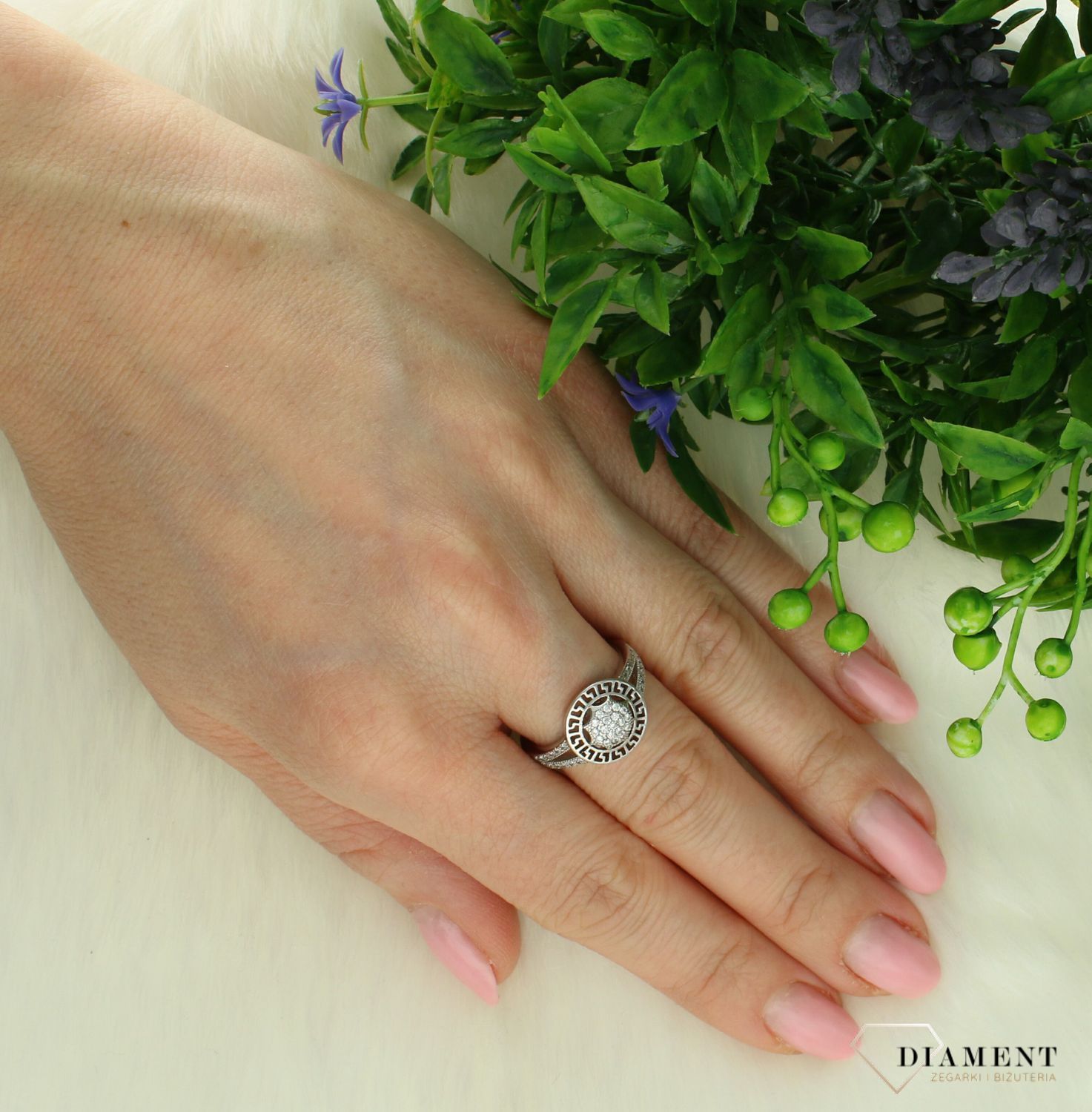 Srebrny pierścionek damski 925 cyrkonia otoczona drogą grecką rozmiar 13 DIA-PRS-7453-925. Srebrny pierścionek damski. Pierścionek srebrny dla kobiety. Srebrny pierścionek damski na prezent. Pierścionek z wzorem drogi greckiej..jpg