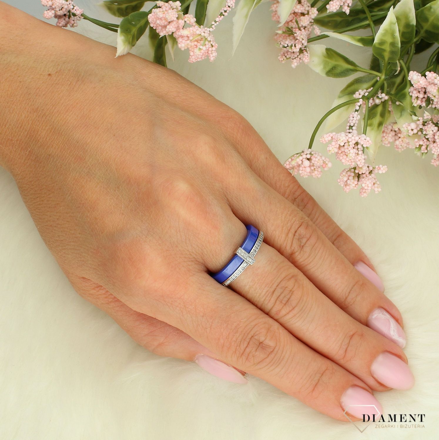 Srebrny pierścionek damski 925 z niebieskiej ceramiki ozdobiony cyrkoniami rozmiar 12 DIA-PRS-74555-925. Srebrny pierścionek damski. Pierścionek srebrny dla kobiety na prezent. Srebrny damski pierścionek z cyrkoniami.5.jpg