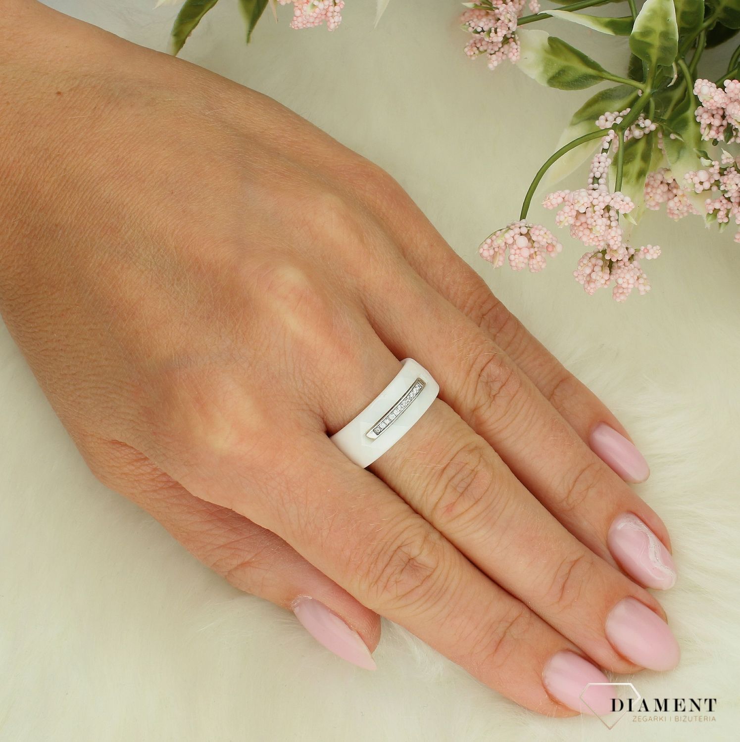 Szeroki biały ceramiczny pierścionek damski 925 z pasmem cyrkonii rozmiar 15 DIA-PRS-7456-925 2.jpg