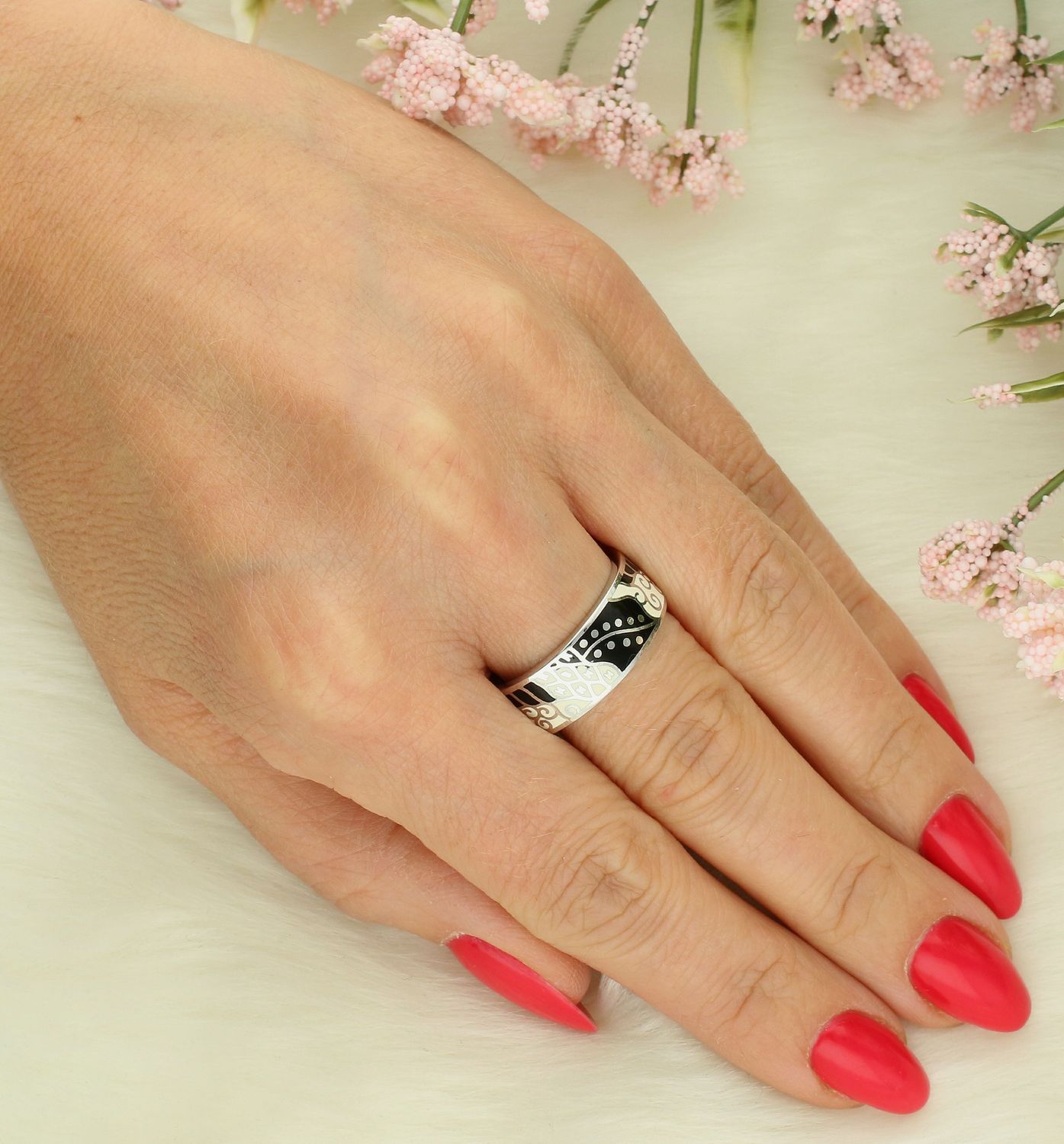 Pierścionek srebrny z emalią próba 925, DIA-PRS-7459-925 Srebrny pierścionek wykonany z najwyższej jakości srebra. Idealny pomysł na prezent. Srebrny pierścionek wykonany z próby 925 ozdobiony białą 1.jpg