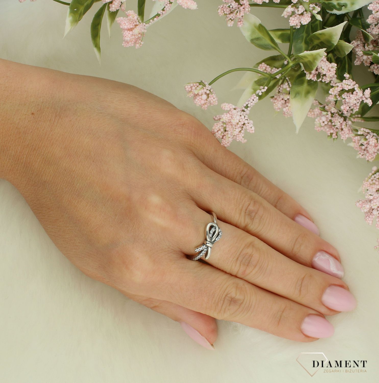 Srebrny pierścionek damski 925 kokardka z cyrkoniami rozmiar 17 DIA-PRS-7463-925. Srebrny pierścionek damski. Srebrny pierścionek z cyrkoniami. Pierścionek damski srebrny.jpg