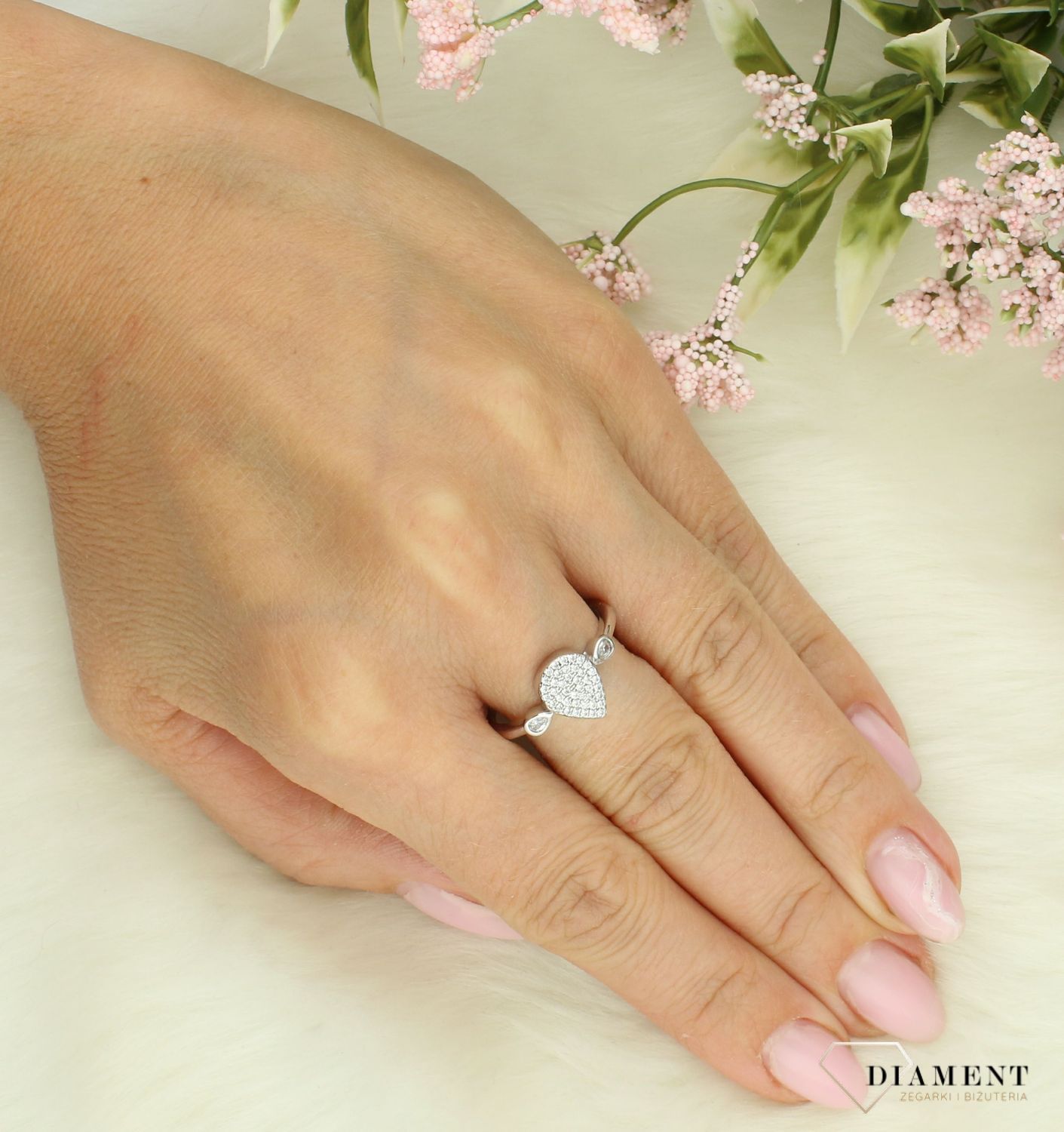 Srebrny pierścionek damski 925 wysadzany cyrkoniami rozmiar 16 DIA-PRS-7464-925.jpg