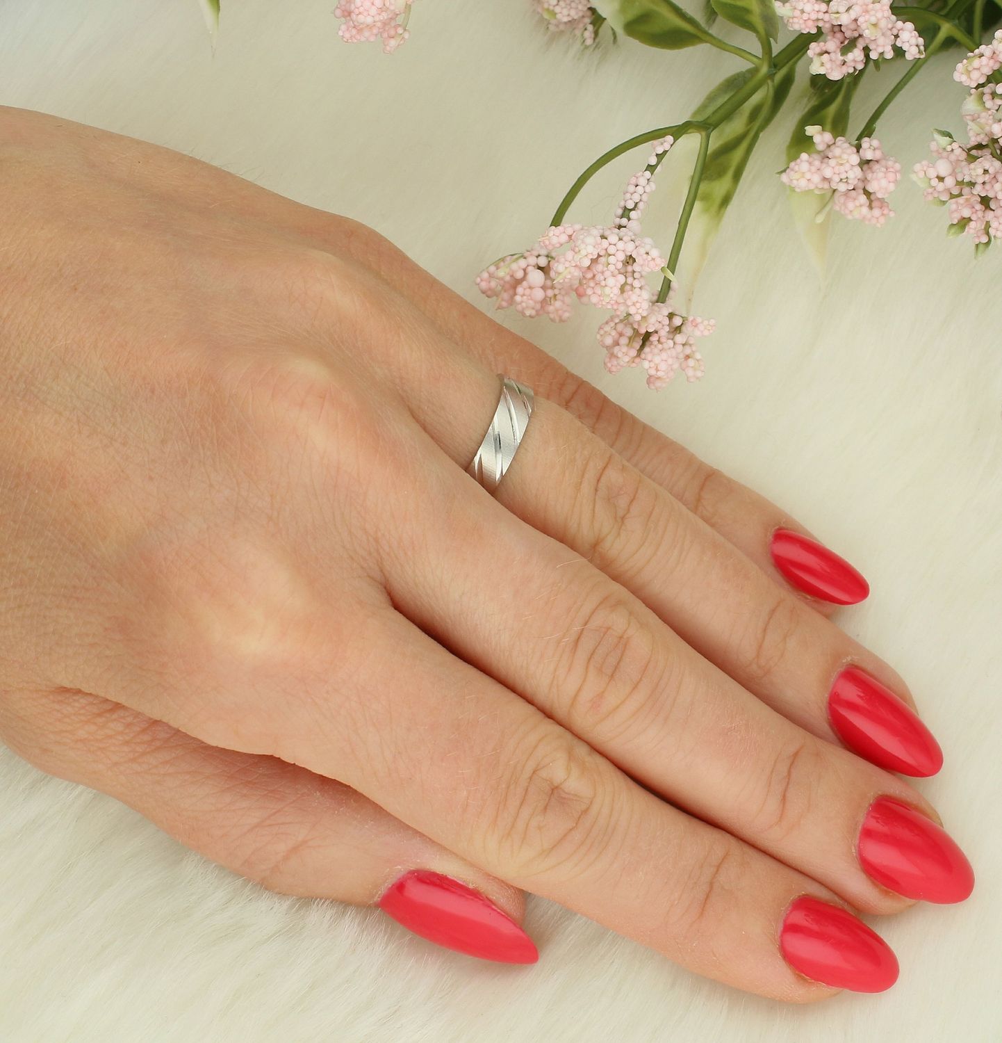 Obrączka Cięta skośnie z satyną próba 925, DIA-PRS-7471-925 Klasyka oraz minimalizm. Prostota oraz elegancja, która nigdy nie wychodzi z mody. Satynowa obrączka przypadnie do gustu 1.jpg