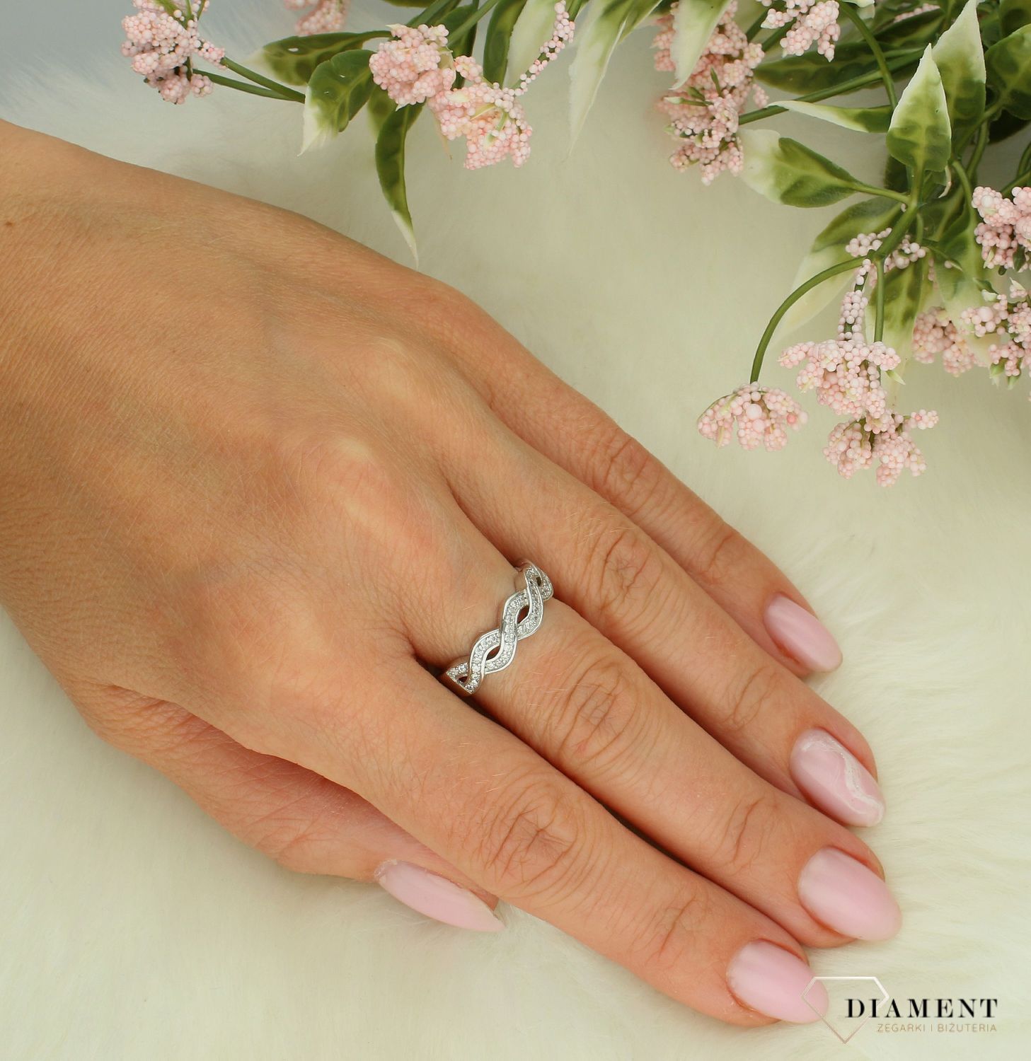 Srebrny pierścionek damski 925 obrączka pleciona z cyrkoniami DIA-PRS-7475-925 2.jpg