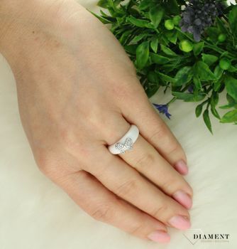Srebrny pierścionek damski 925 Biała ceramika z kokardką DIA-PRS-7482-925. Srebrny pierścionek biały. Ceramiczny pierścionek z kokardką dla kobiety. Pierścionek idealny na prezent dla pań. 2.jpg
