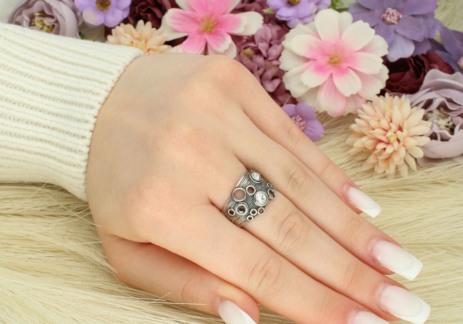 Srebrny szeroki pierścionek 925 z pustymi kółkami i cyrkoniami DIA-PRS-7486-925.jpg