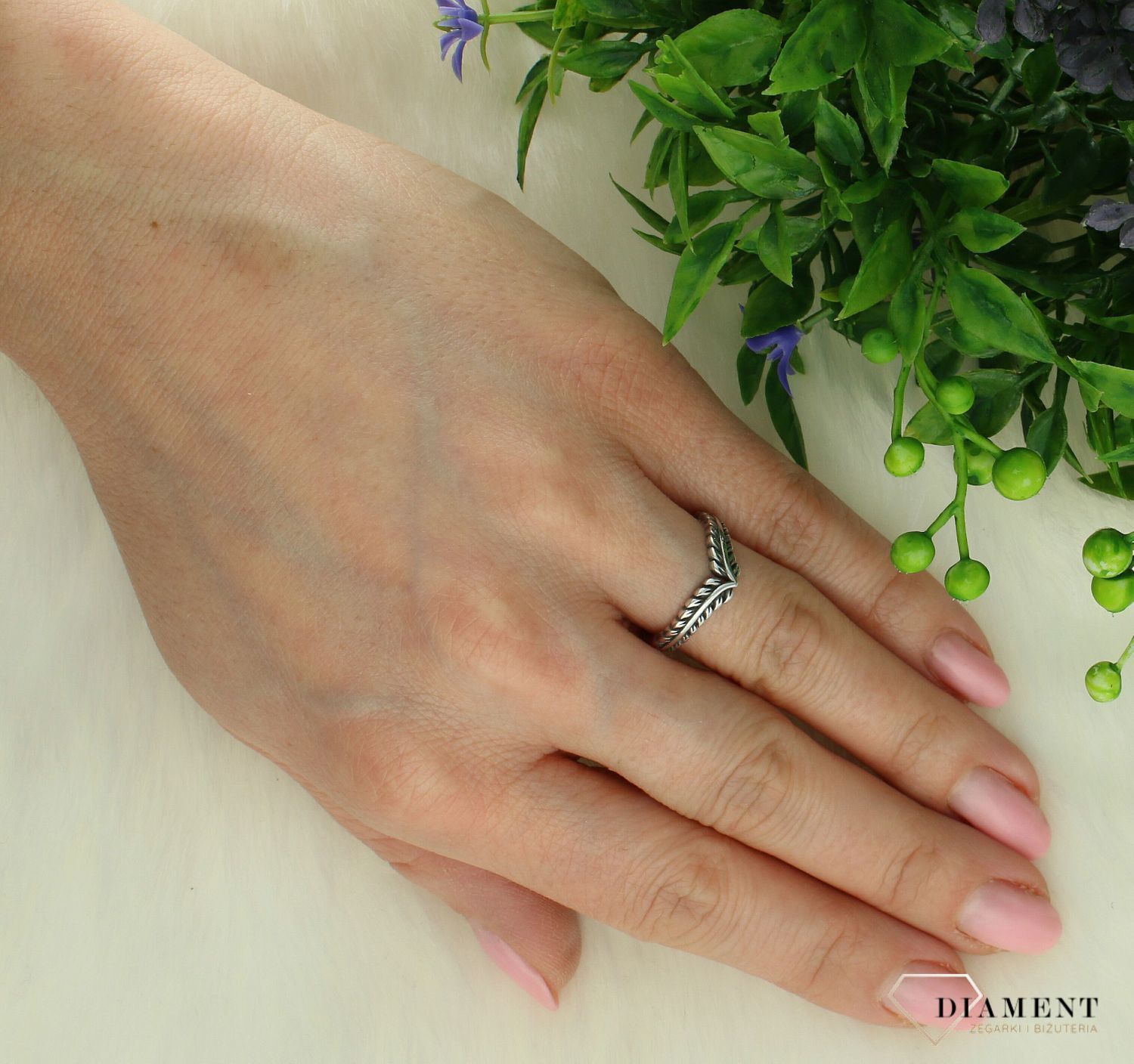 Srebrny pierścionek damski 925 listki DIA-PRS-7487-925 rozmiar 12.  Srebrny pierścionek damski. Pierścionek srebrny dla kobiety. Srebrny pierścionek damski na prezent. Delikatny pierścionek damski..jpg