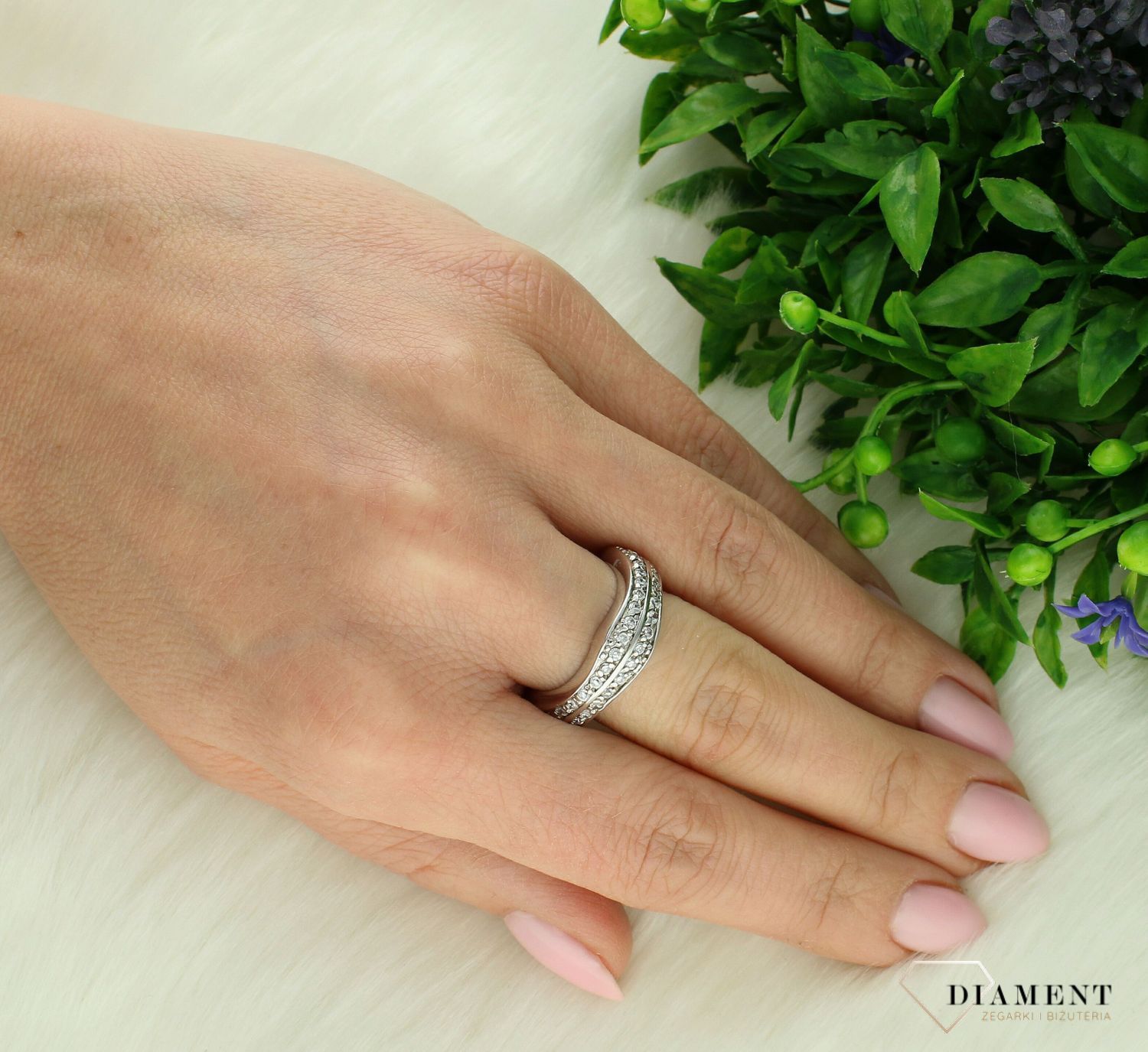 Srebrny pierścionek damski 925 w formie obrączki wysadzonej cyrkoniami rozmiar 13 DIA-PRS-7491-925 (1).jpg