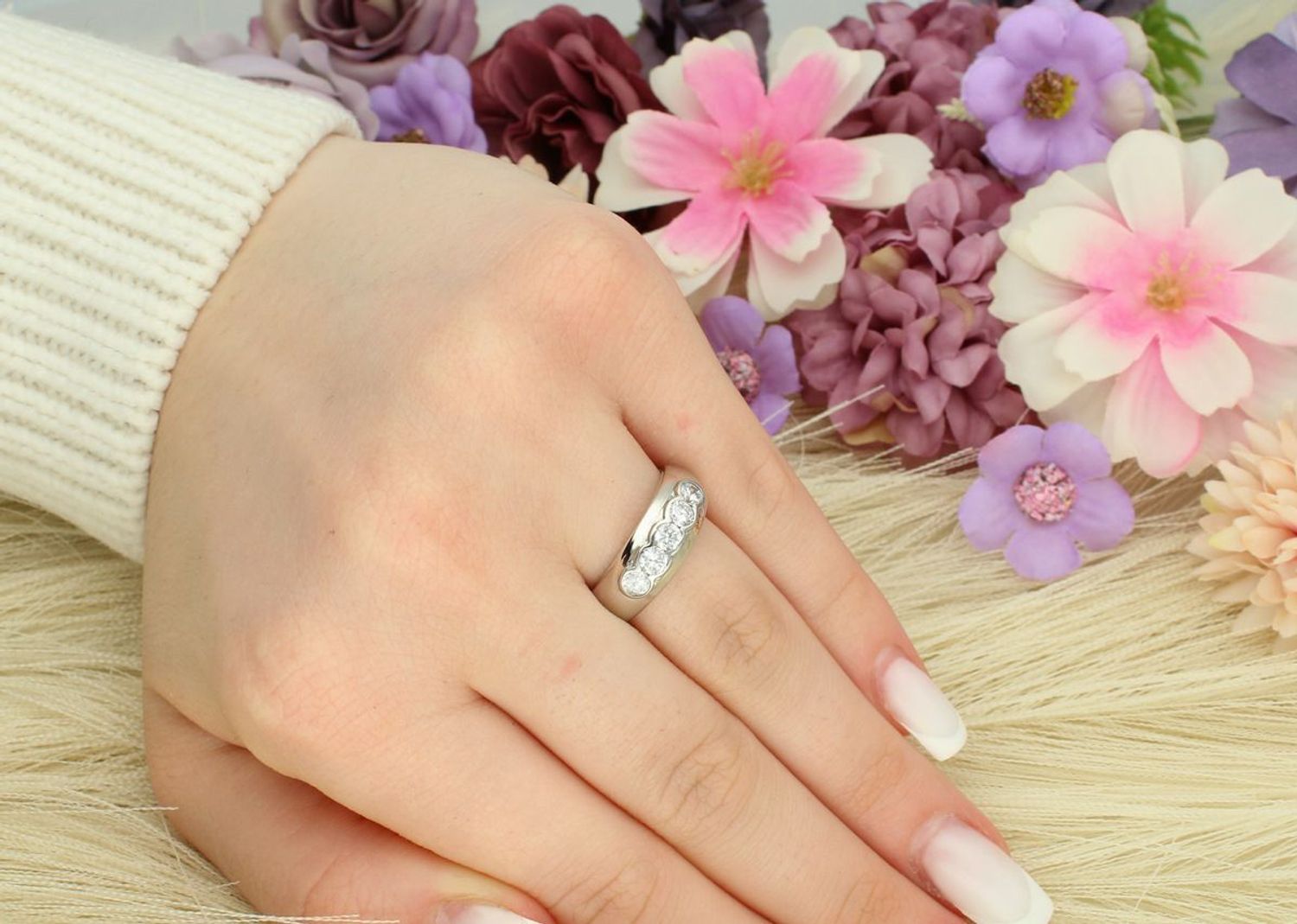 Pierścionek srebrny 925 w kształcie półokrągłej obrączki z białymi cyrkoniami DIA-PRS-7494-925.jpg