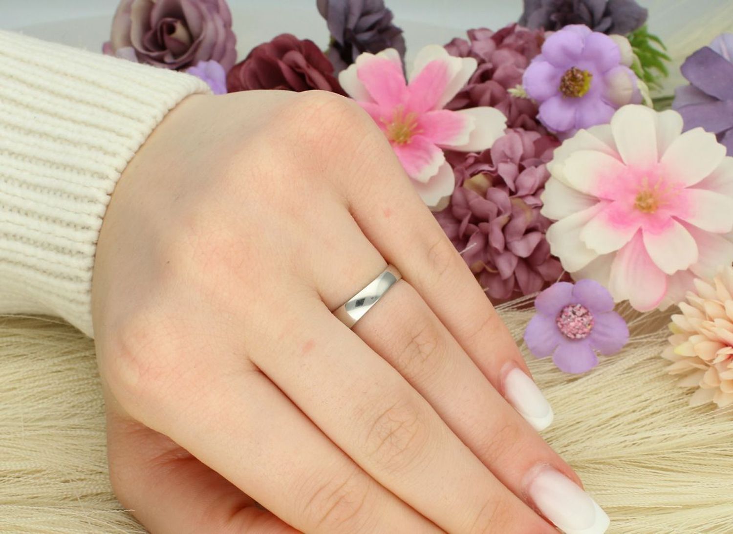 Pierścionek srebrny 925 w kształcie półokrągłej obrączki z białymi cyrkoniami DIA-PRS-7494-925.jpg