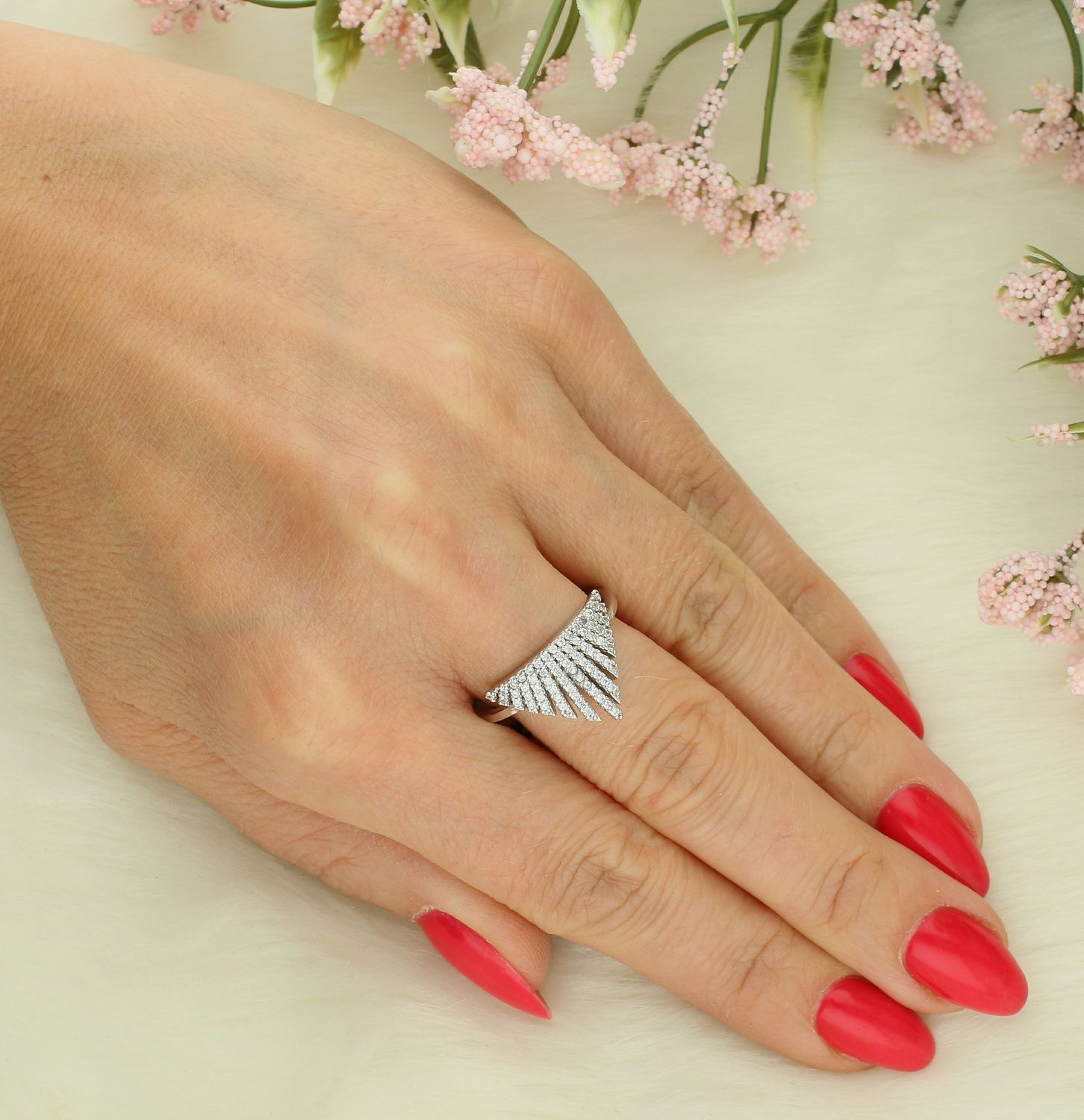 Pierścionek srebrny cyrkonie próba 925, DIA-PRS-7498-925 Srebrny pierścionek wykonany z najwyższej jakości srebra. Idealny pomysł na prezent. Srebrny pierścionek wykonany z próby 925 ozdobiony białą 1.jpg