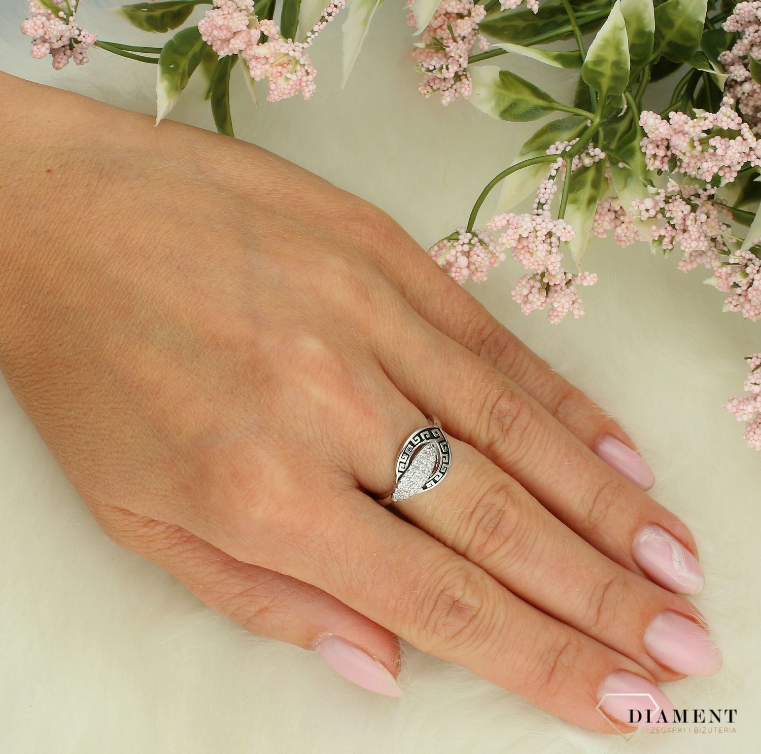 Srebrny pierścionek damski 925 ozdobiony cyrkoniami i wzorem greckim rozmiar 11 DIA-PRS-7505-925 9.jpg