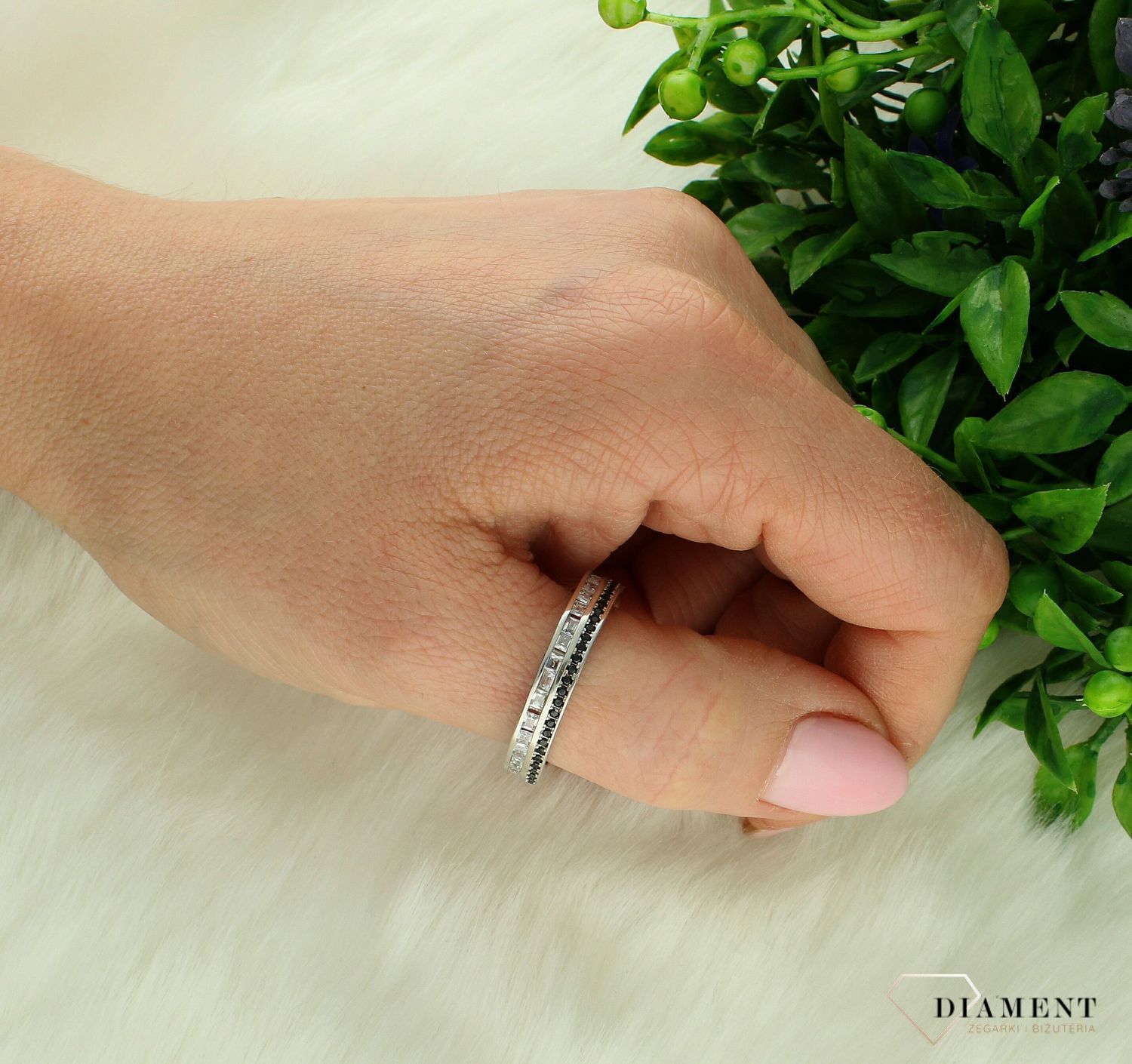 Srebrny pierścionek damski 925 obrączka wysadzana czarną oraz białą cyrkonią rozmiar 20 DIA-PRS-7512 (1).jpg