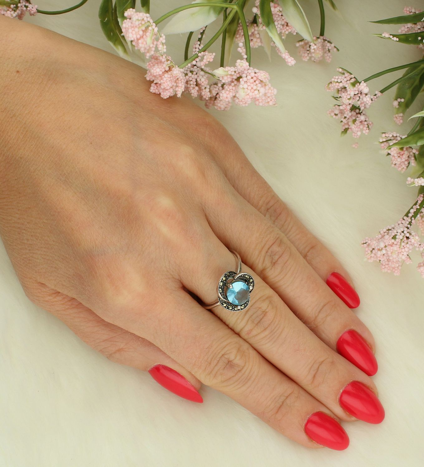 Pierścionek MARKAZYTY z niebieską cyrkonią DIA-PRS-7514-925  Srebrny pierścionek wykonany z najwyższej jakości srebra o prostej formie. Idealny pomysł na prezent dla każdej kobiety 1.jpg