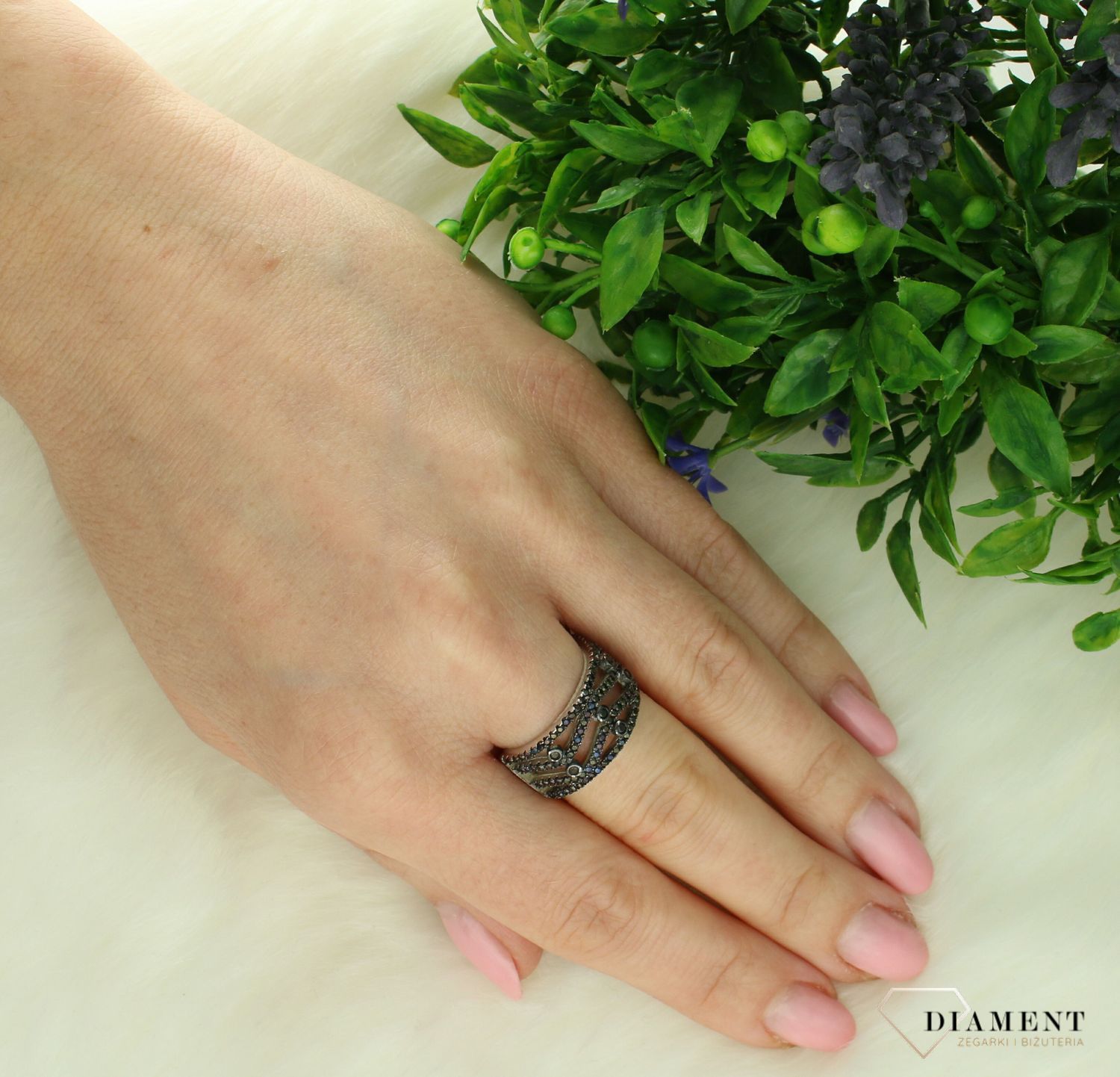 Srebrny pierścionek damski 925 szeroka obrączka z czarnymi cyrkoniami rozmiar 11 DIA-PRS-7517-925. Srebrny pierścionek damski. Pierścionek czarny szeroki. Srebrny pierścionek damski na prezent.1.jpg