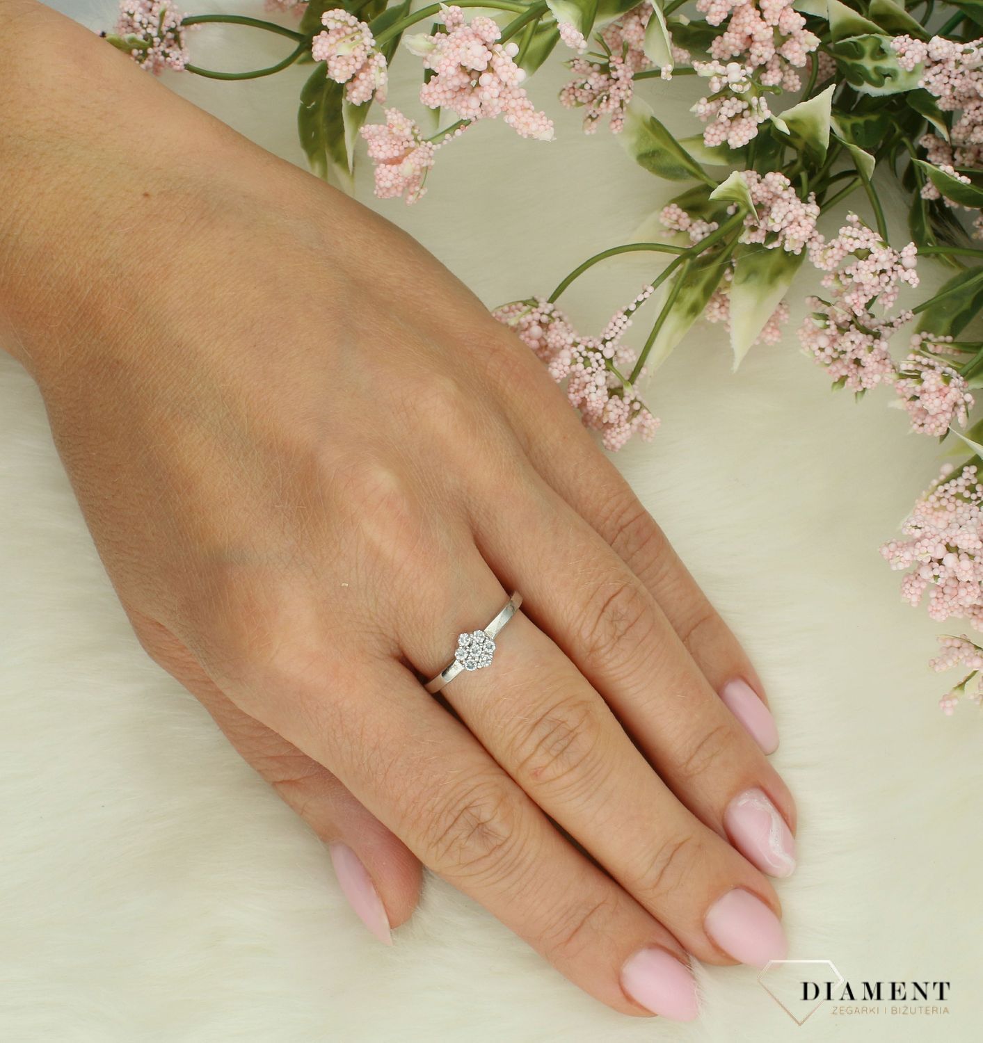 Srebrny pierścionek damski 925 kwiatek z cyrkoniami DIA-PRS-7518-925.jpg