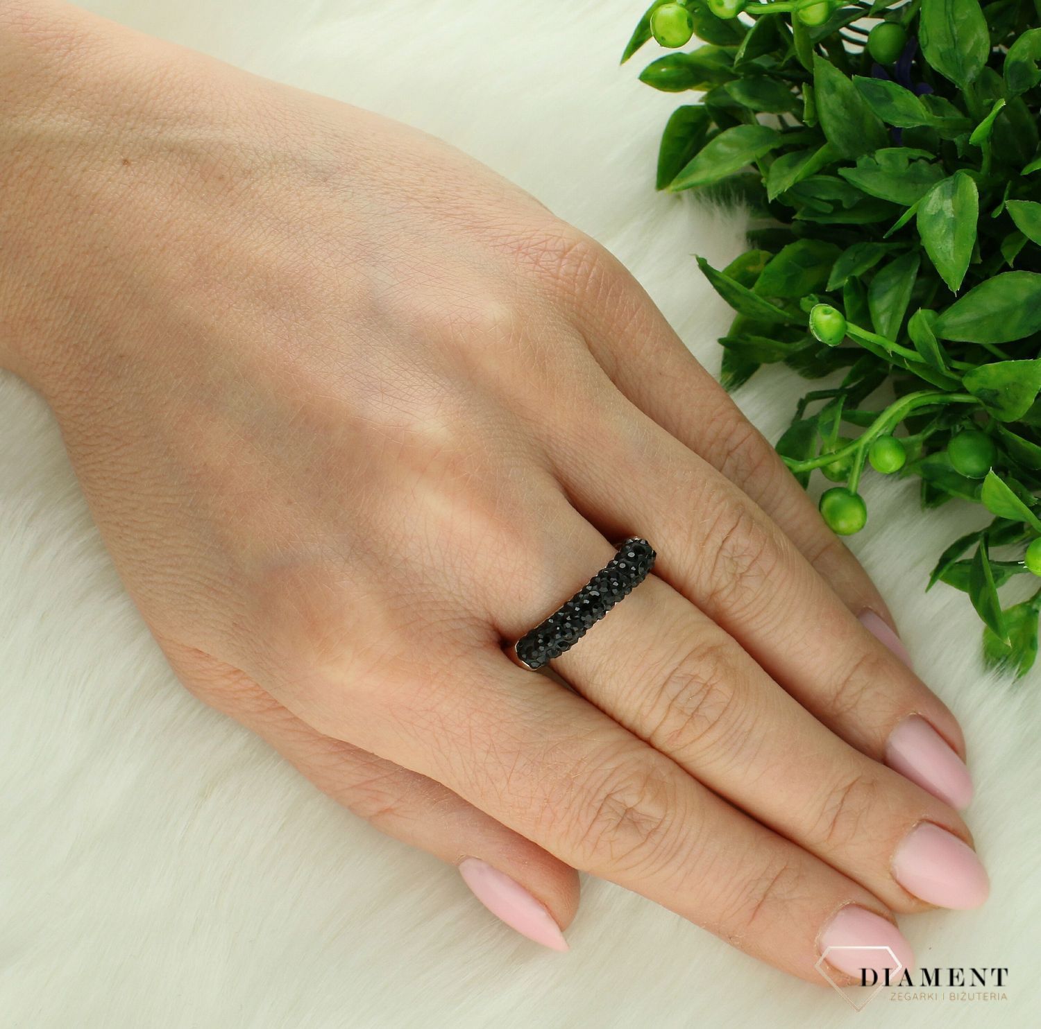 Srebrny pierścionek damski 925 ozdobiony czarnymi kryształami Swarovski DIA-PRS-7530-925.  Srebrny pierścionek damski na prezent. srebrna obrączka z czarnymi oczkami (2).jpg