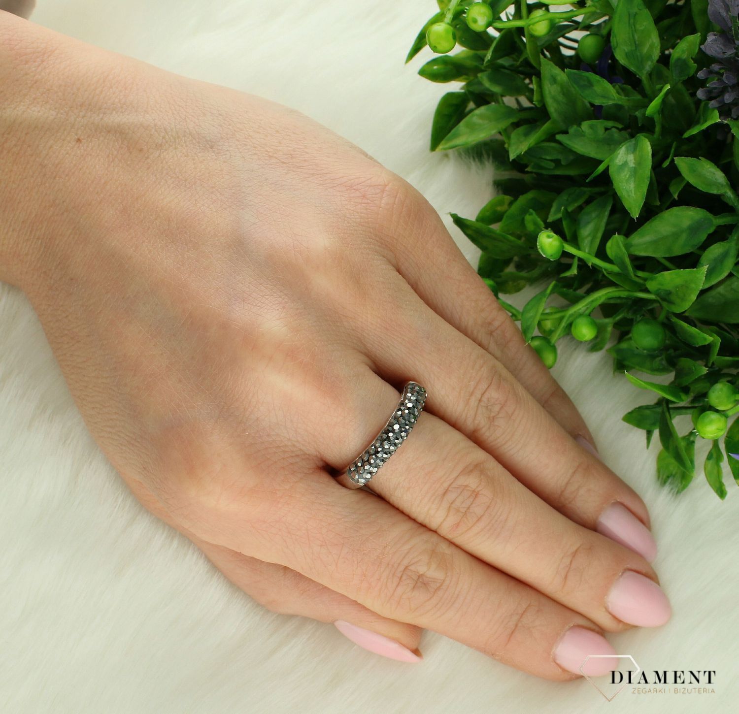 Srebrny pierścionek damski 925 ozdobiony czarnymi cyrkoniami DIA-PRS-7530S-925 (2).jpg