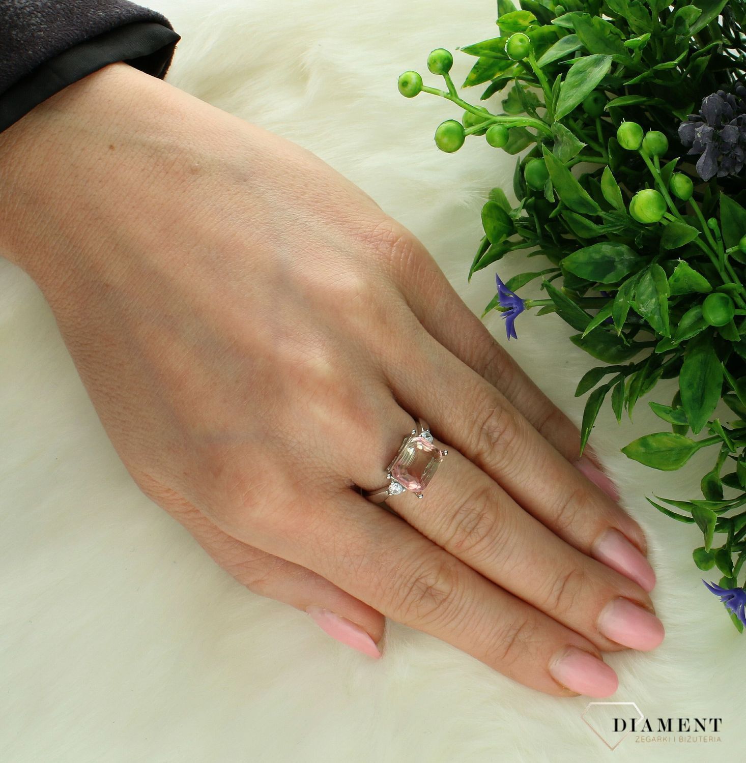 Srebrny pierścionek damski 925 z kolorową prostokątna cyrkonią rozmiar 14 DIA-PRS-7537-925. Srebrny pierścionek damski. Srebrny pierścionek z cyrkoniami. Pierścionek srebrny dla kobiety, Pierścionek srebrny na prezent (2).jpg