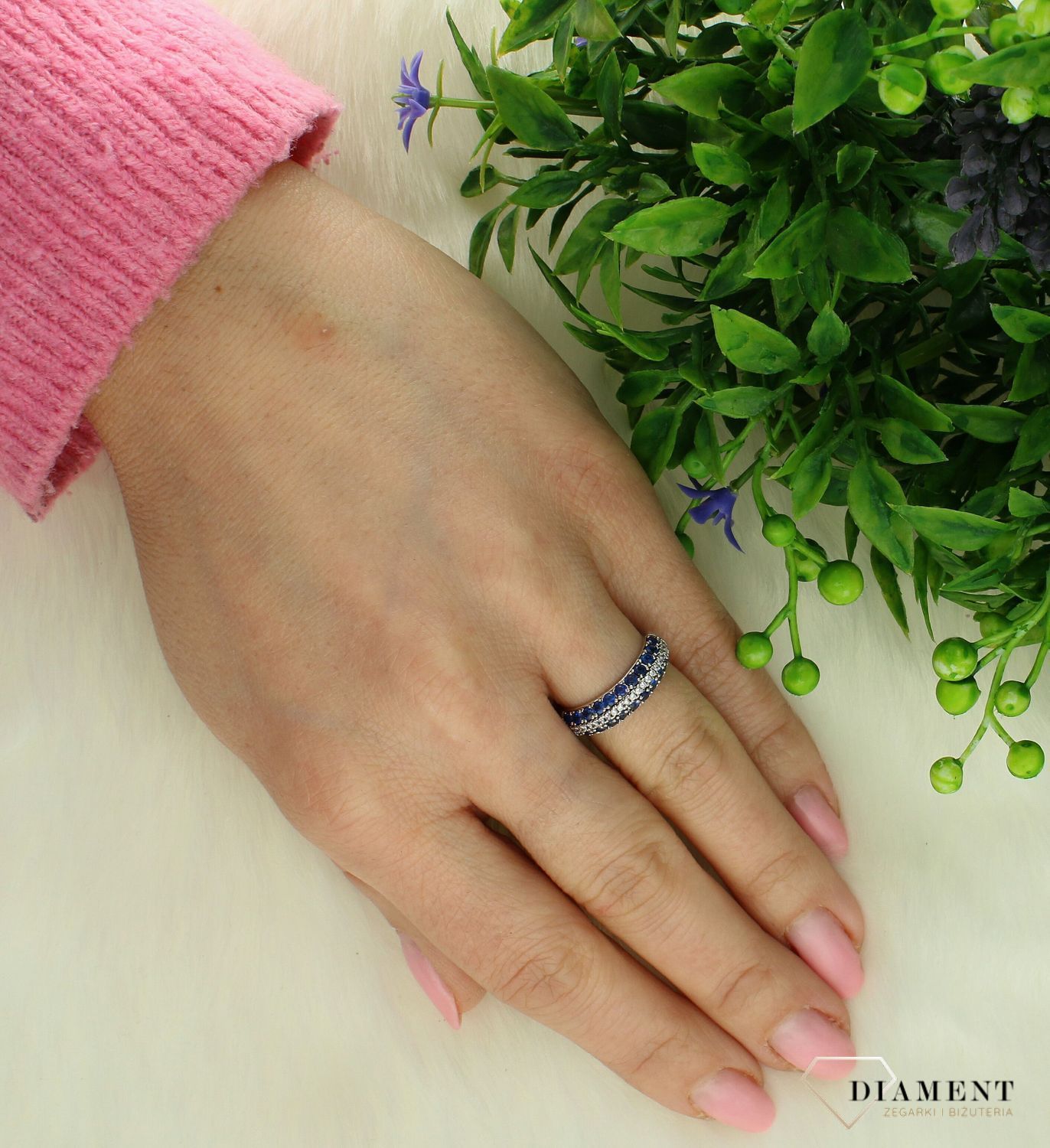 Srebrny pierścionek damski 925 z niebieskimi cyrkoniami rozmiar 9 DIA-PRS-7540-925. Srebrny pierścionek damski. Pierścionek srebrny damski z w formie obrączki. Pierścionek srebrny z cyrkoniami. Srebrny pierścionek damski na prezent (1).jpg