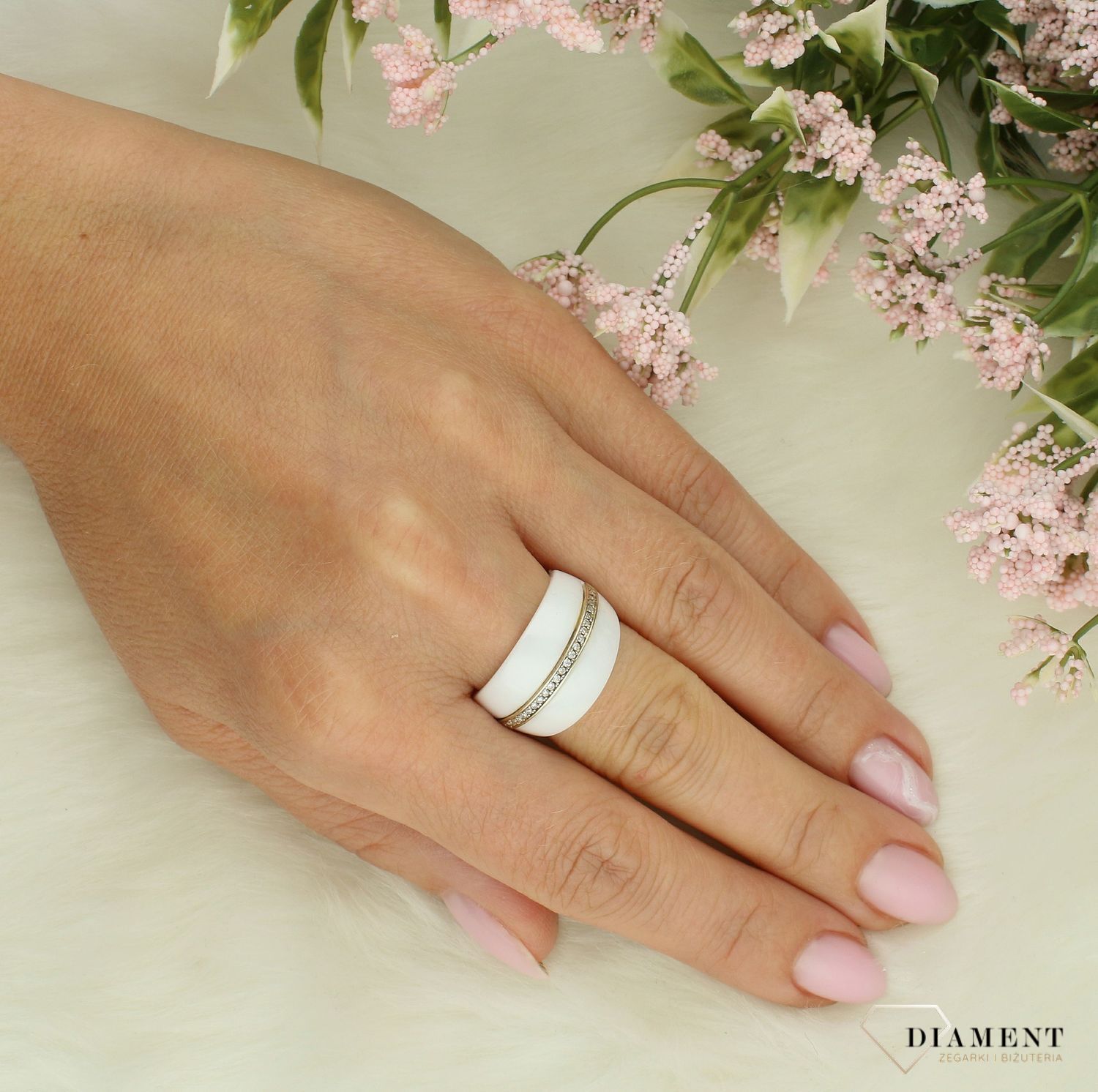 Pierścionek damski Biała ceramika z cyrkoniami 925 rozmiar 13 DIA-PRS-7543-925. Srebrny pierścionek damski. Srebrny pierścionek z cyrkoniami. Pierścionek srebrny z ceramiką. Srebrny pierścionek na prezent dla kobiety.jpg