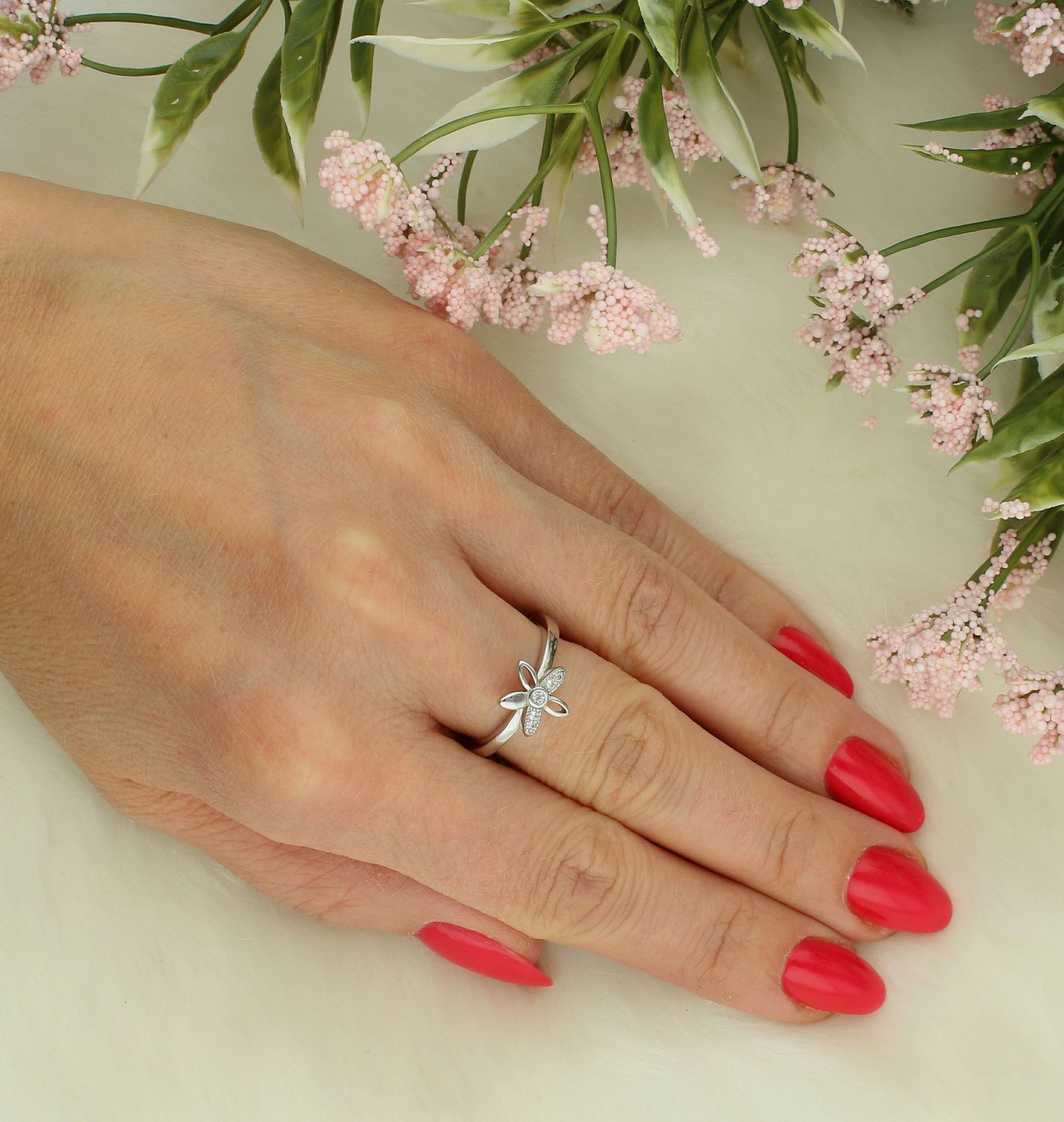 Pierścionek kwiatek z cyrkonią srebrny próba 925, DIA-PRS-7544-925 . Srebrny pierścionek wykonany z najwyższej jakości srebra o prostej formie. Idealny pomysł na prezent dla każdej kobiety.1.jpg