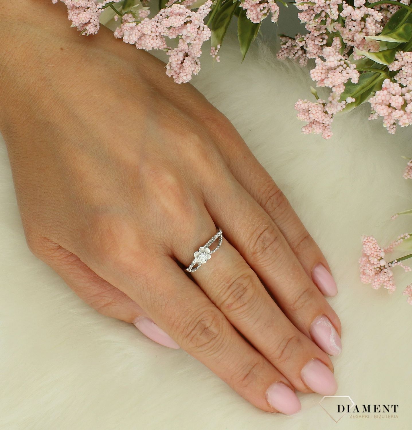 Srebrny pierścionek damski 925 kwiatek z cyrkoniami DIA-PRS-7545-925.jpg