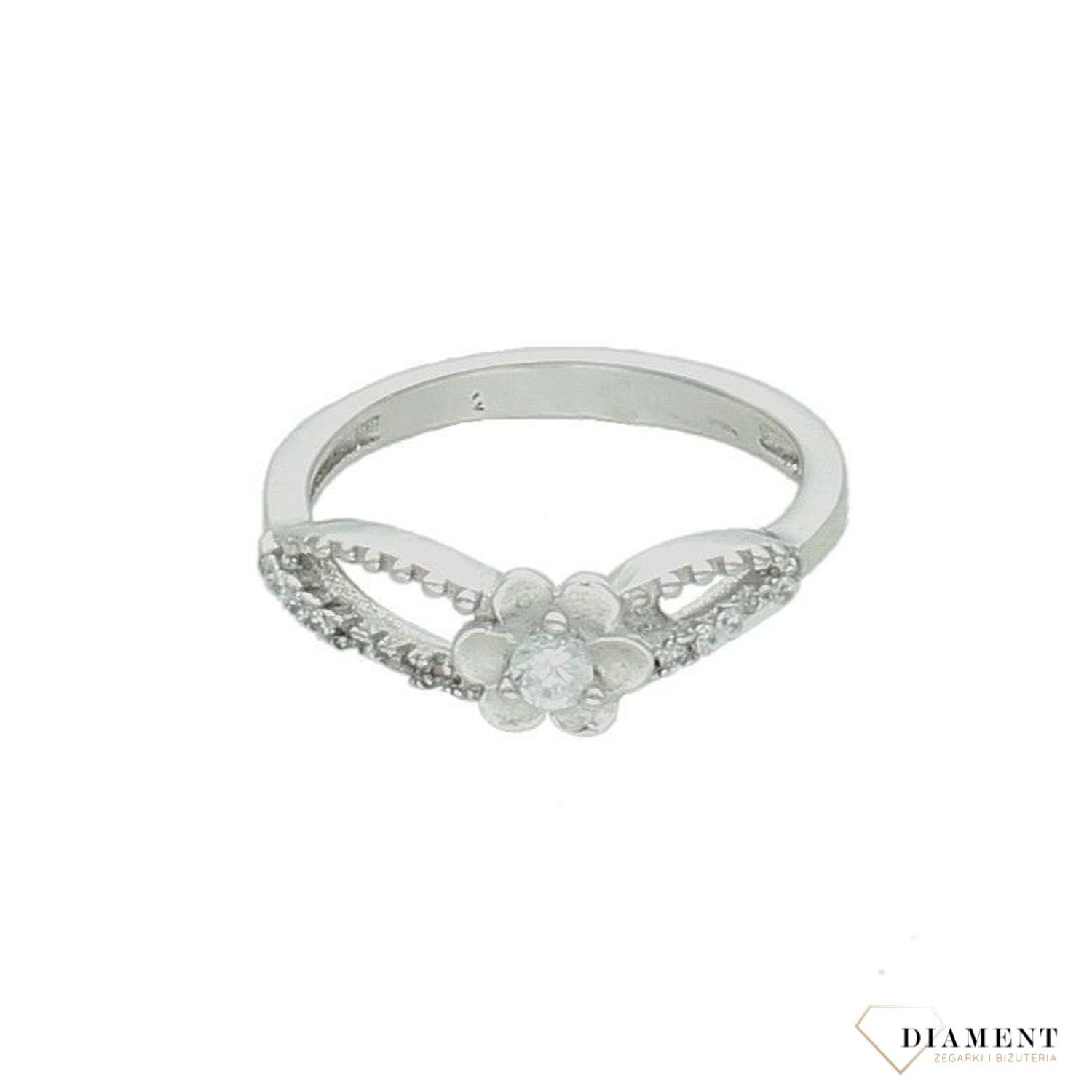 Srebrny pierścionek damski 925 kwiatek z cyrkoniami DIA-PRS-7545-925.jpg