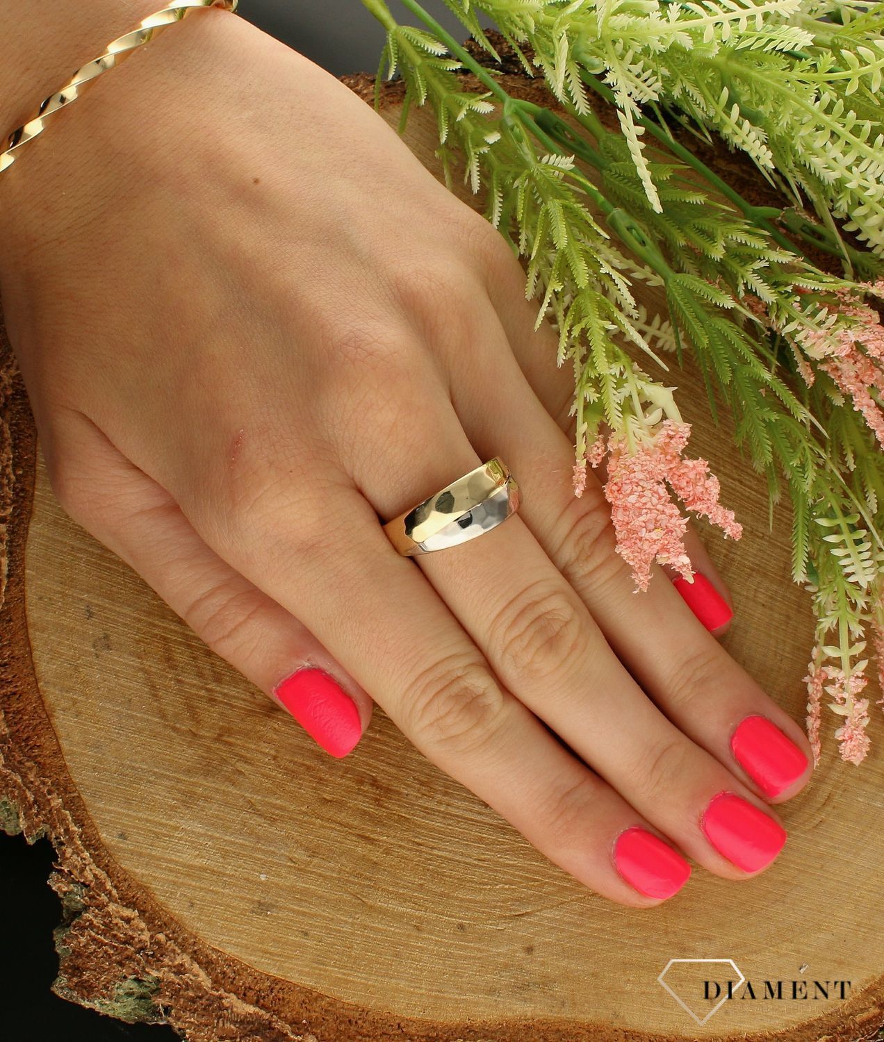 Złoty pierścionek 585 z białym złotem szeroki DIA-PRS-7551-585. Złoty pierścionek szeroki ozdobiony w całości diamentową strukturą. Pierścionek na pół jest wykonany z białego i żółtego złota. Piękny pierścionek wykonany z wys (1).jpg