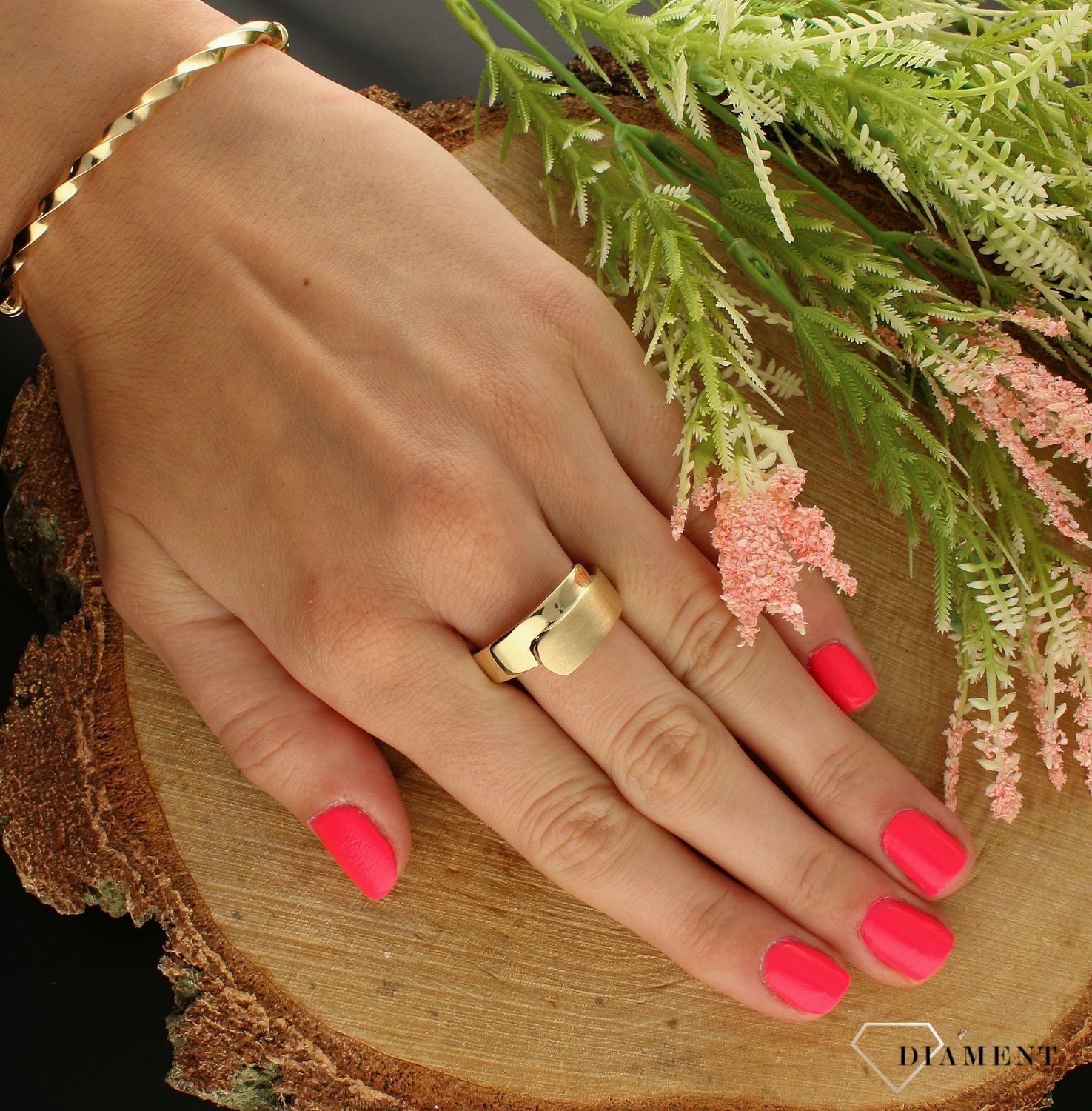 Złoty pierścionek 585 w półmacie DIA-PRS-7552-585. Złoty pierścionek szeroki półmatowy wzór. Piękny pierścionek wykonany z wysokiej jakości złota próby 585. Ponadczasowy wzór inspirowany ikonami sztuki jubilerskiej podkreśli p (1).jpg