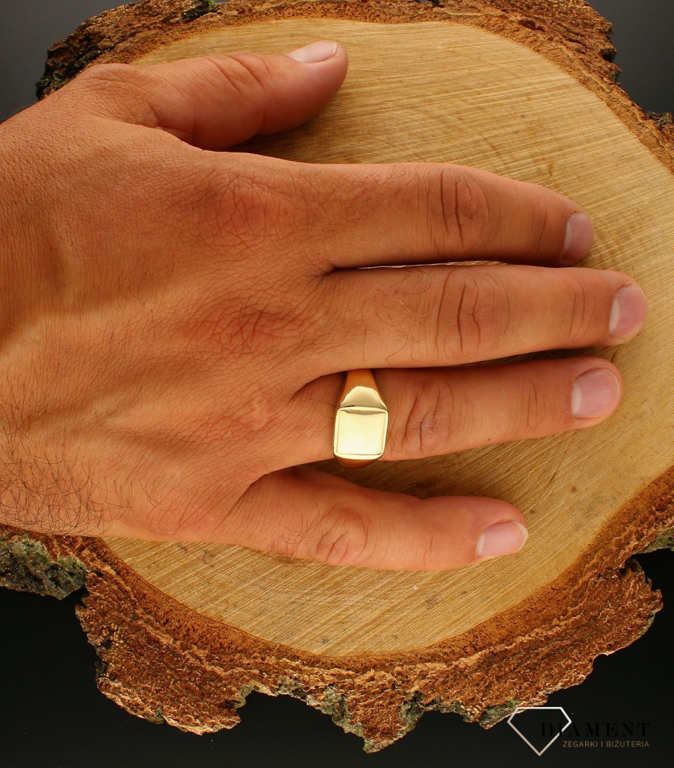 Złoty sygnet męski gładki. Męski sygnet wykonany z 14 karatowego żółtego złota. Męska biżuteria idealna na wszelkie okazje. Złota biżuteria wykonana z próby 585 o ciekawej, niepowtarzalnej formie, która zachwyci każdego mężc.jpg