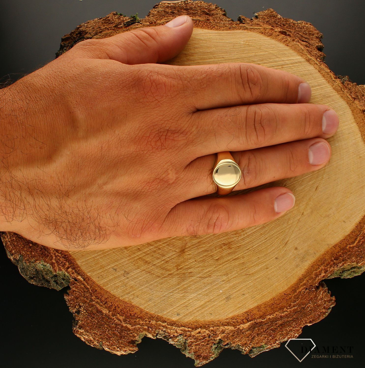 Złoty owalny sygnet. Męski sygnet wykonany z 14 karatowego żółtego złota. Męska biżuteria idealna na wszelkie okazje. Złota biżuteria wykonana z próby 585 o ciekawej, niepowtarzalnej formie, która zachwyci każdego mężczyznę .jpg
