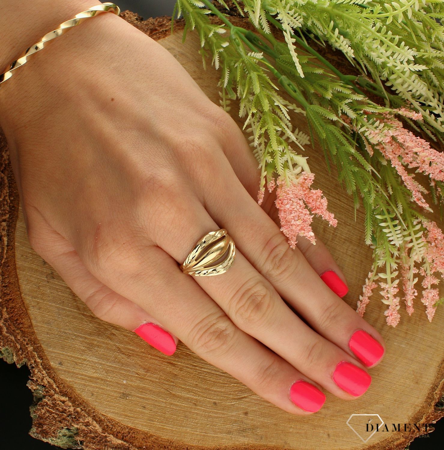 Złoty pierścionek 585 o grawerowanej fakturze DIA-PRS-7572-585 (2).jpg