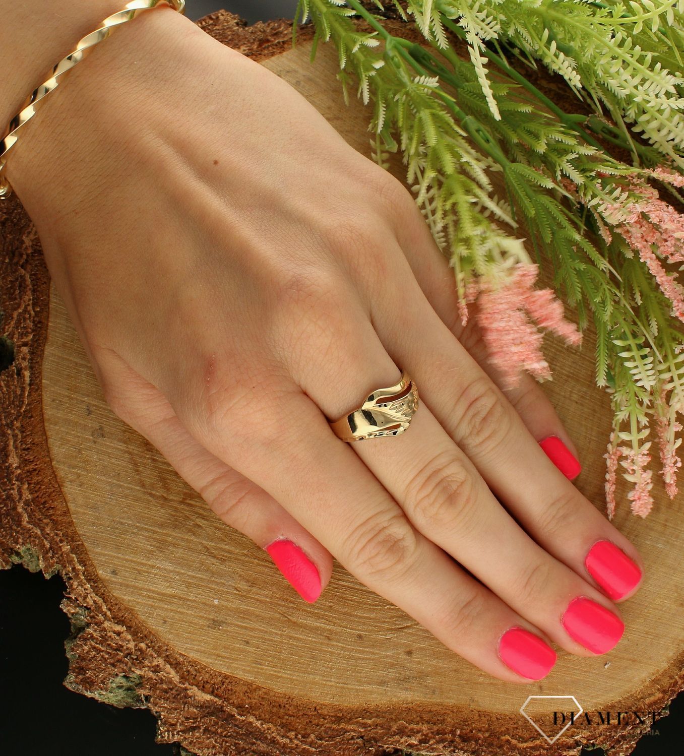 Złoty pierścionek 585 o pofalowanej fakturze DIA-PRS-7573-585 (1).jpg