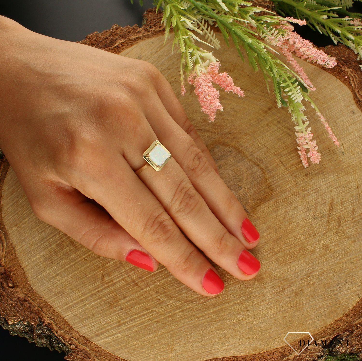 Pierścionek 585 złoty opal. Ponadczasowy wzór inspirowany ikonami sztuki jubilerskiej podkreśli piękno wyjątkowych momentów zaręczyn, rocznic, jubileuszy. Klasycznej formie pierścio (2).jpg