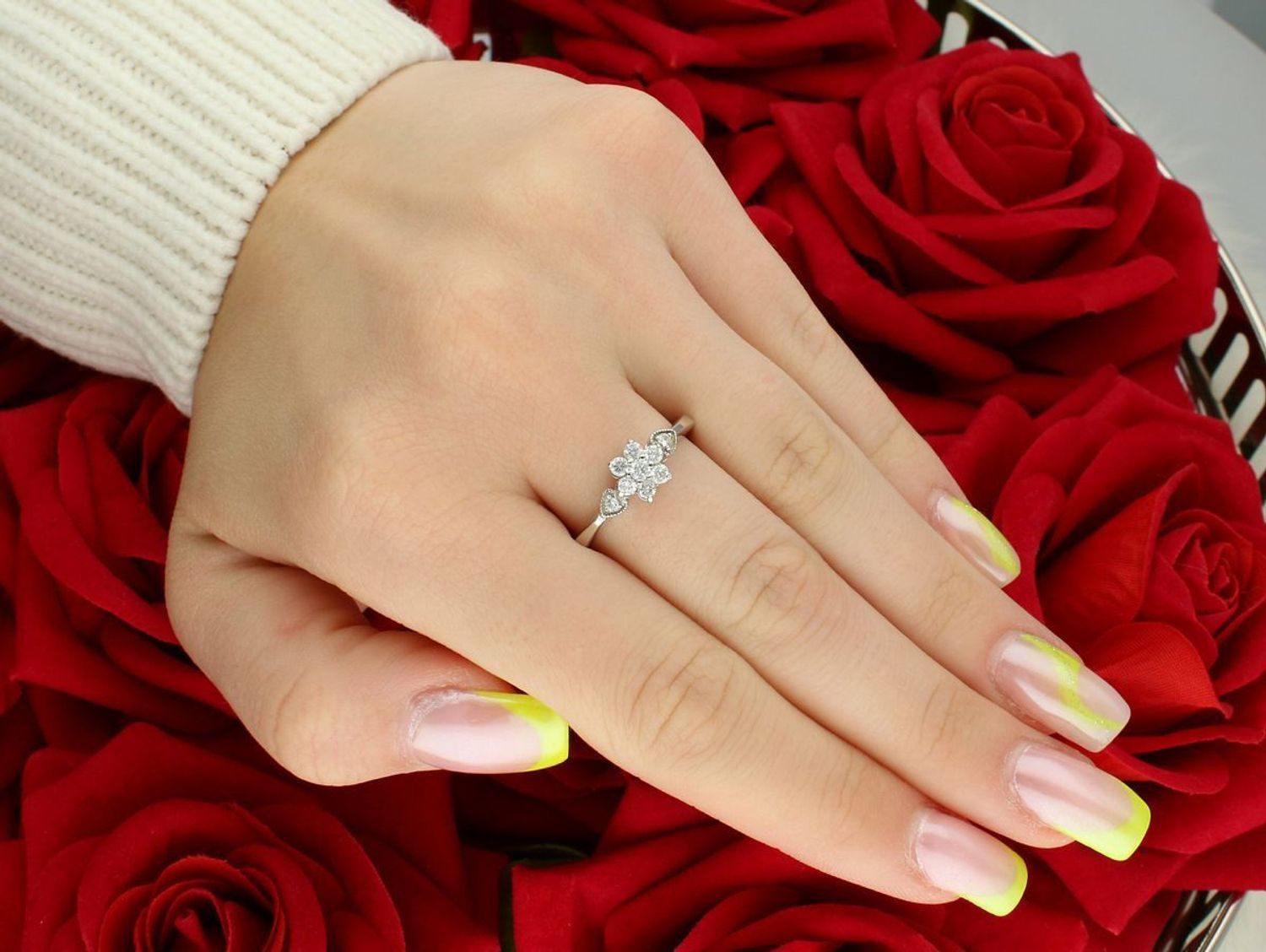 Pierścionek z białego złota 585 z kwiatkiem z cyrkonii. Elegancki, kobiecy wzór o wadze 2,24 g. DIA-PRS-7577-585 – subtelny blask i klasyka w jednym.1.jpg