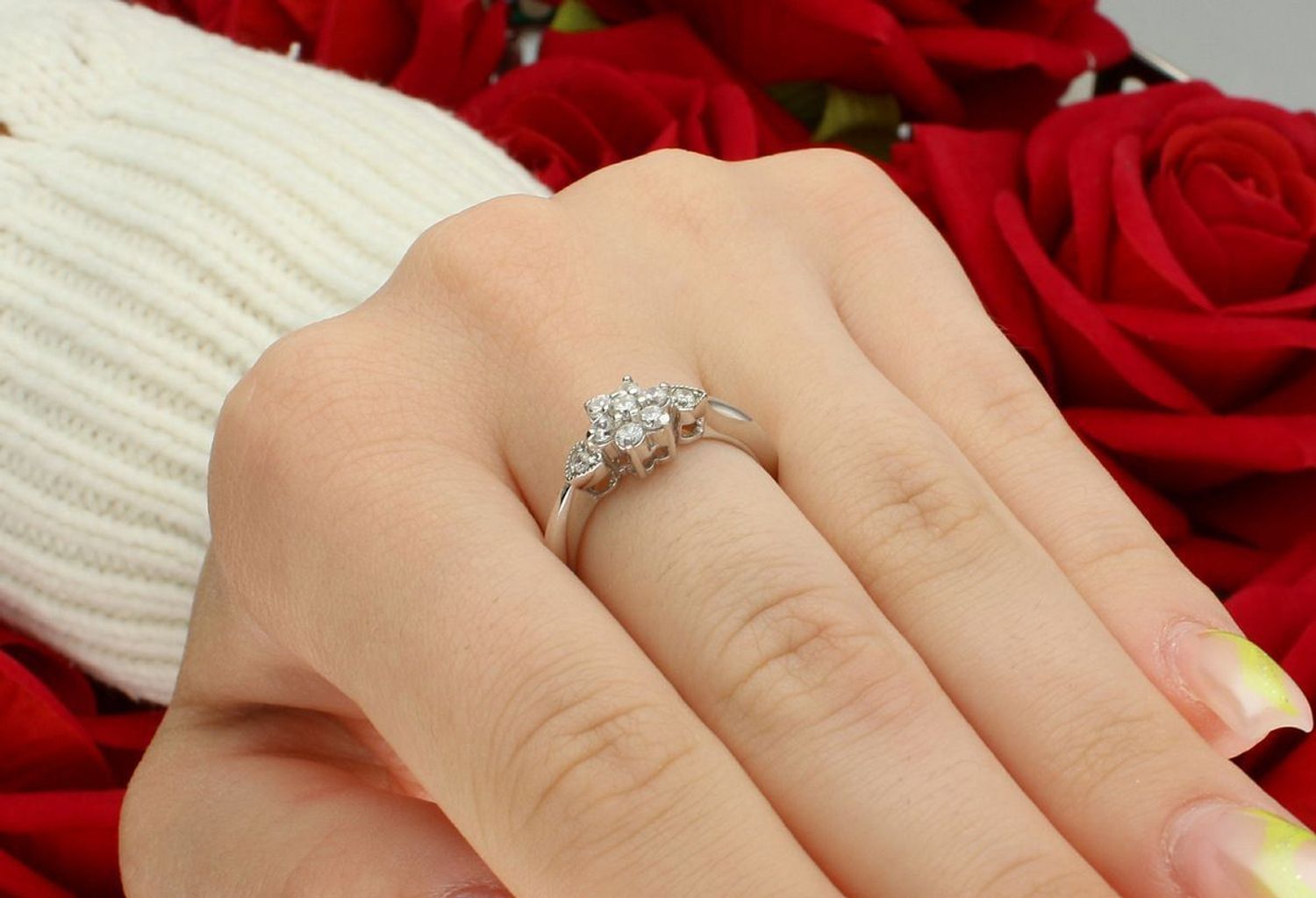 Pierścionek z białego złota 585 z kwiatkiem z cyrkonii. Elegancki, kobiecy wzór o wadze 2,24 g. DIA-PRS-7577-585 – subtelny blask i klasyka w jednym.1.jpg