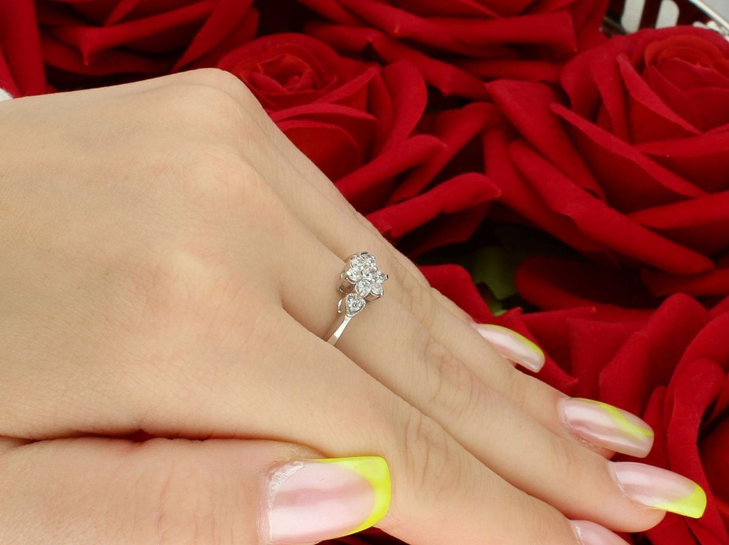 Pierścionek z białego złota 585 z kwiatkiem z cyrkonii. Elegancki, kobiecy wzór o wadze 2,24 g. DIA-PRS-7577-585 – subtelny blask i klasyka w jednym.1.jpg