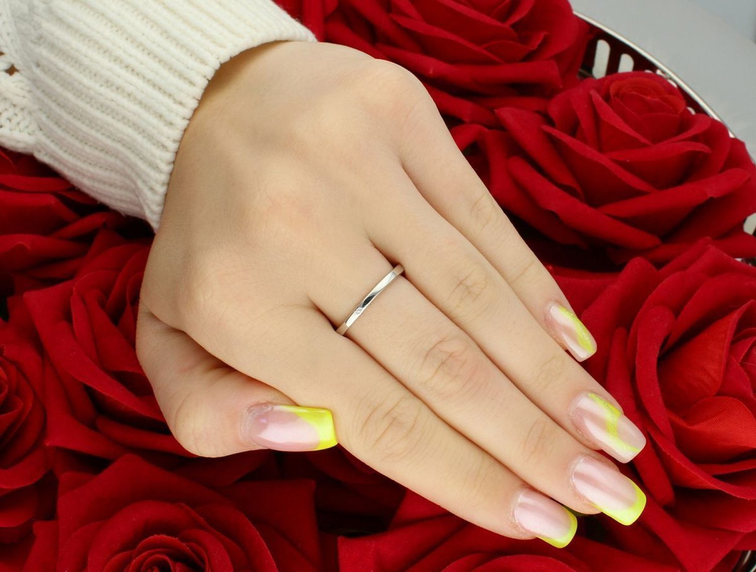 Pierścionek z białego złota 585 z kwiatkiem z cyrkonii. Elegancki, kobiecy wzór o wadze 2,24 g. DIA-PRS-7577-585 – subtelny blask i klasyka w jednym.1.jpg