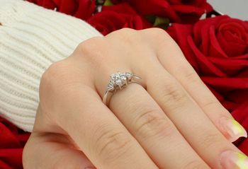 Pierścionek z białego złota 585 z kwiatkiem z cyrkonii. Elegancki, kobiecy wzór o wadze 2,24 g. DIA-PRS-7577-585 – subtelny blask i klasyka w jednym.3.jpg