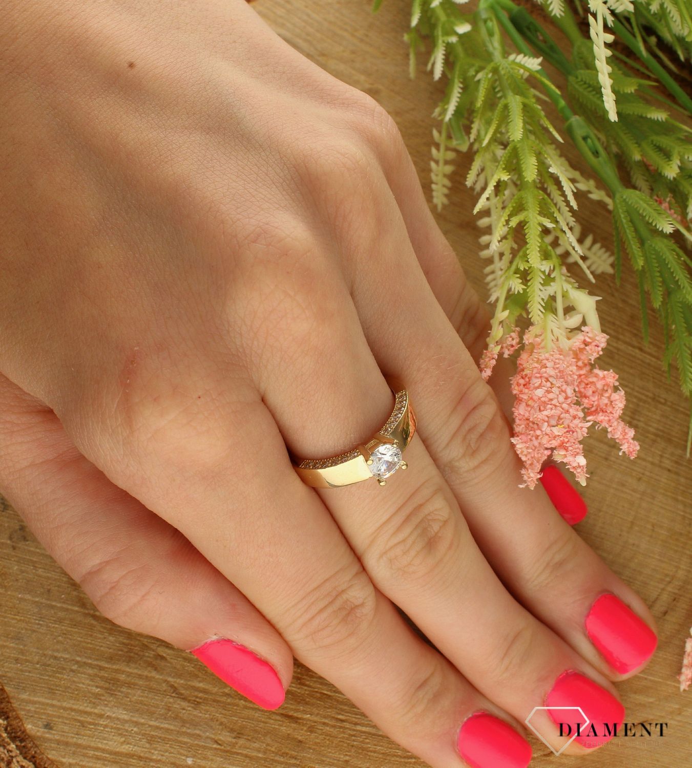 Złoty pierścionek 585 z cyrkonią zaręczynowy DIA-PRS-7584-585 (1).jpg