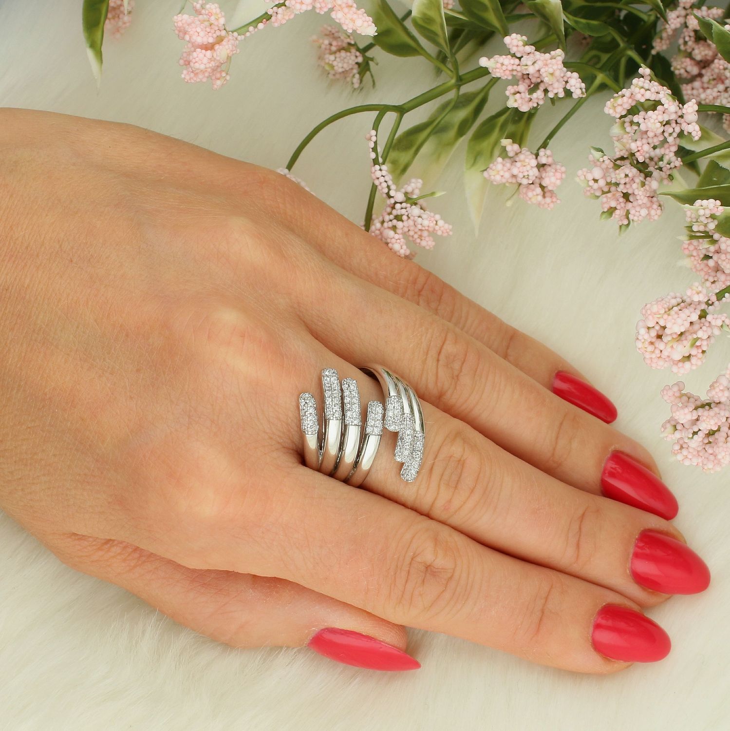 Pierścionek srebrny szeroki z cyrkoniami próba 925, DIA-PRS-7614-925 Srebrny pierścionek wykonany z najwyższej jakości srebra o prostej formie.2.jpg