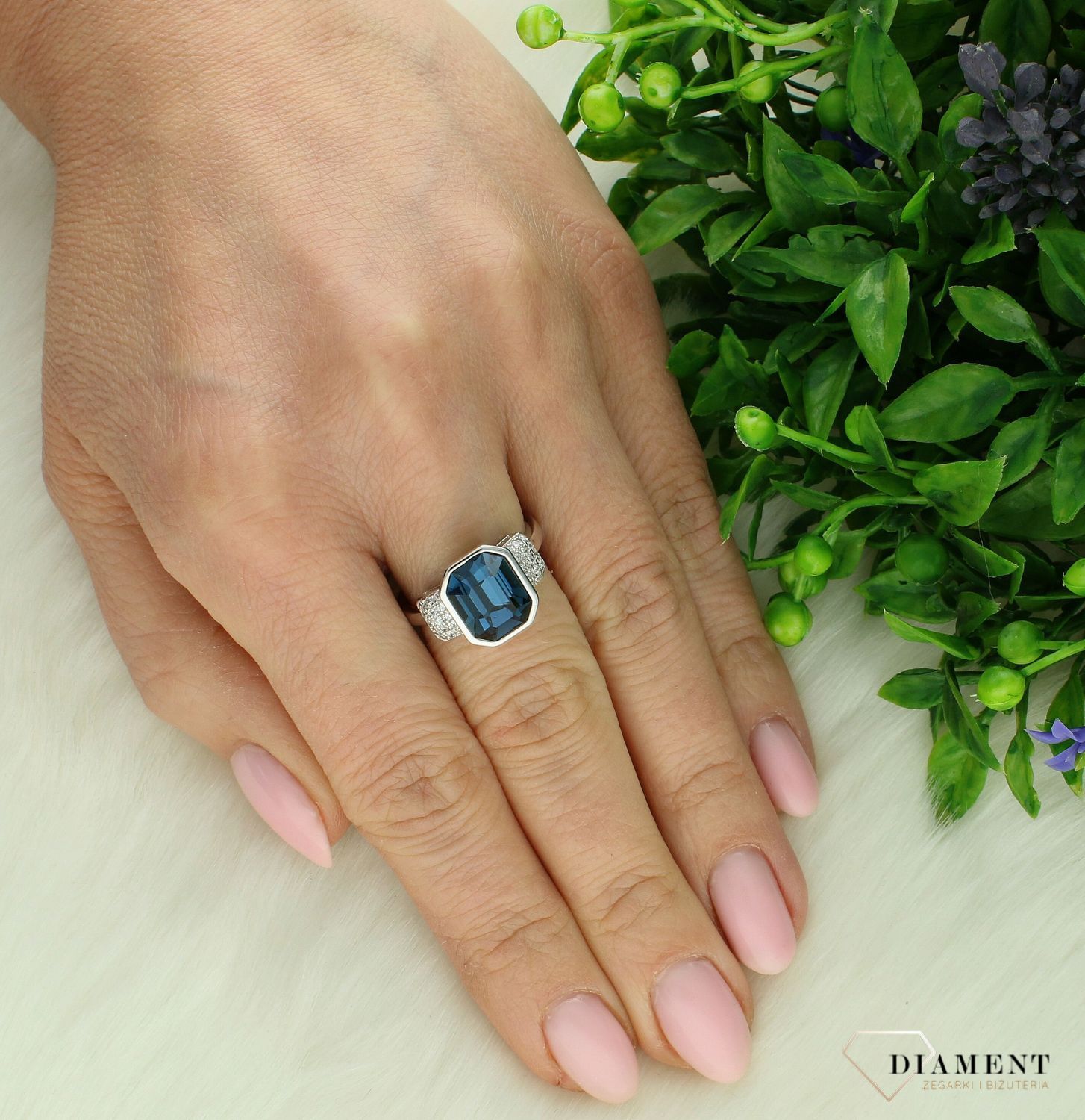 Srebrny pierścionek damski 925 z prostokątną granatową cyrkonią rozmiar 14 DIA-PRS-7617-925. Srebrny pierścionek damski. Srebrny pierścionek z niebieskim oczkiem. Pierścionek srebrny damski na prezent. Srebrny pie.jpg