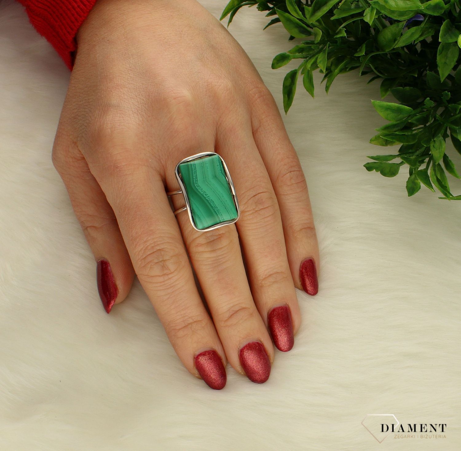 Srebrny pierścionek 925 z malachitem DIA-PRES-7619-925. Efektowny pierścionek z kamieniem naturalnym wykonany z najwyższej jakości srebra 925. Pierścionek o gładkiej fakturze z kamieniem sprawia, (2).jpg