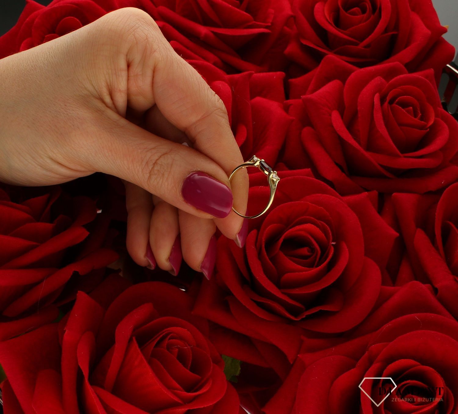 Złoty pierścionek 585 z naturalnym granatem DIA-PRS-7633-585. Złoty pierścionek o efektownym wyglądzie. Zloty pierścionek wykonany z próby złota 585 w połączeniu z kamieniem naturalnym - granat. Pierścionek idealny na prezen (4).jpg