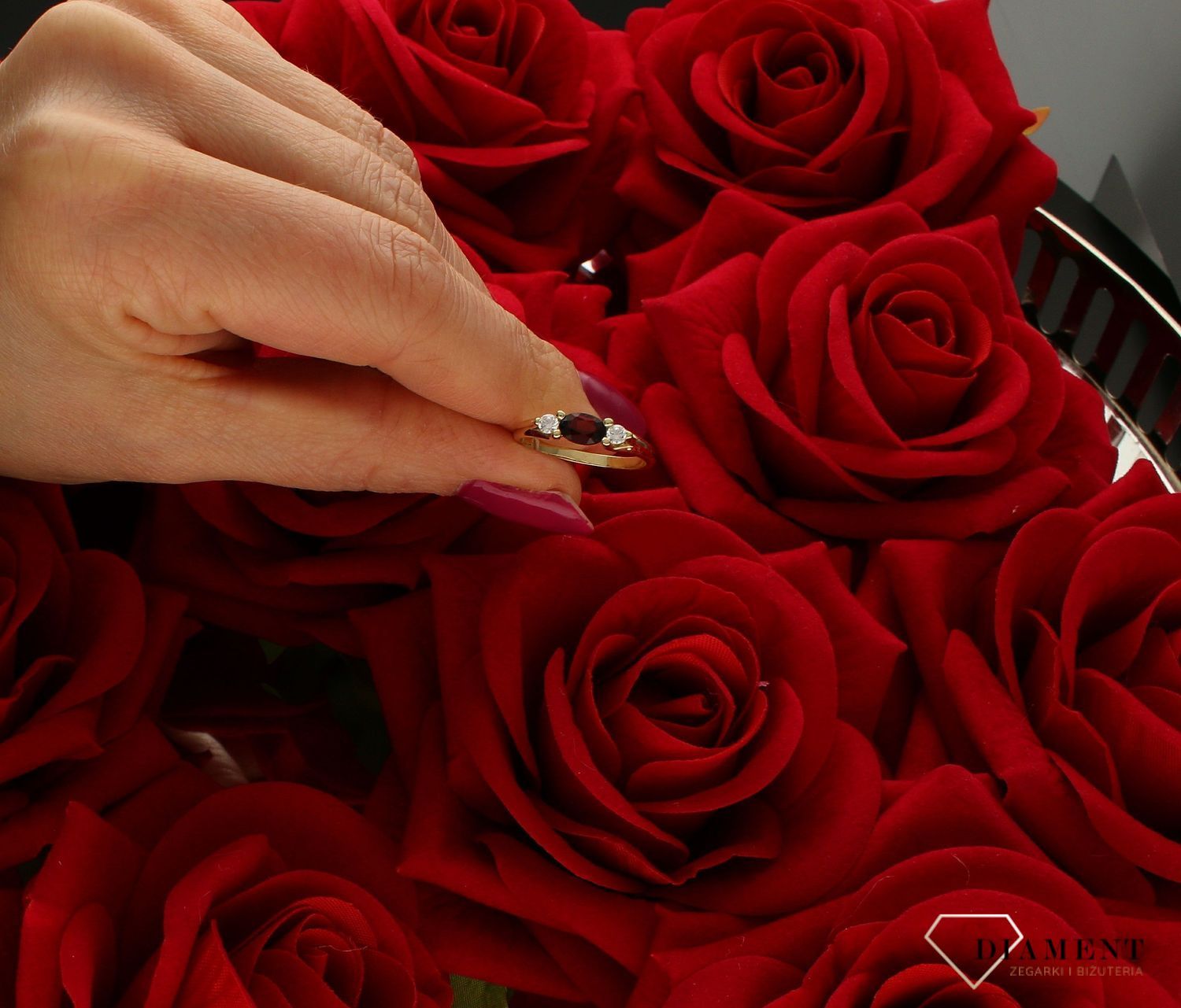 Złoty pierścionek 585 z naturalnym granatem DIA-PRS-7633-585. Złoty pierścionek o efektownym wyglądzie. Zloty pierścionek wykonany z próby złota 585 w połączeniu z kamieniem naturalnym - granat. Pierścionek idealny na prezen (4).jpg